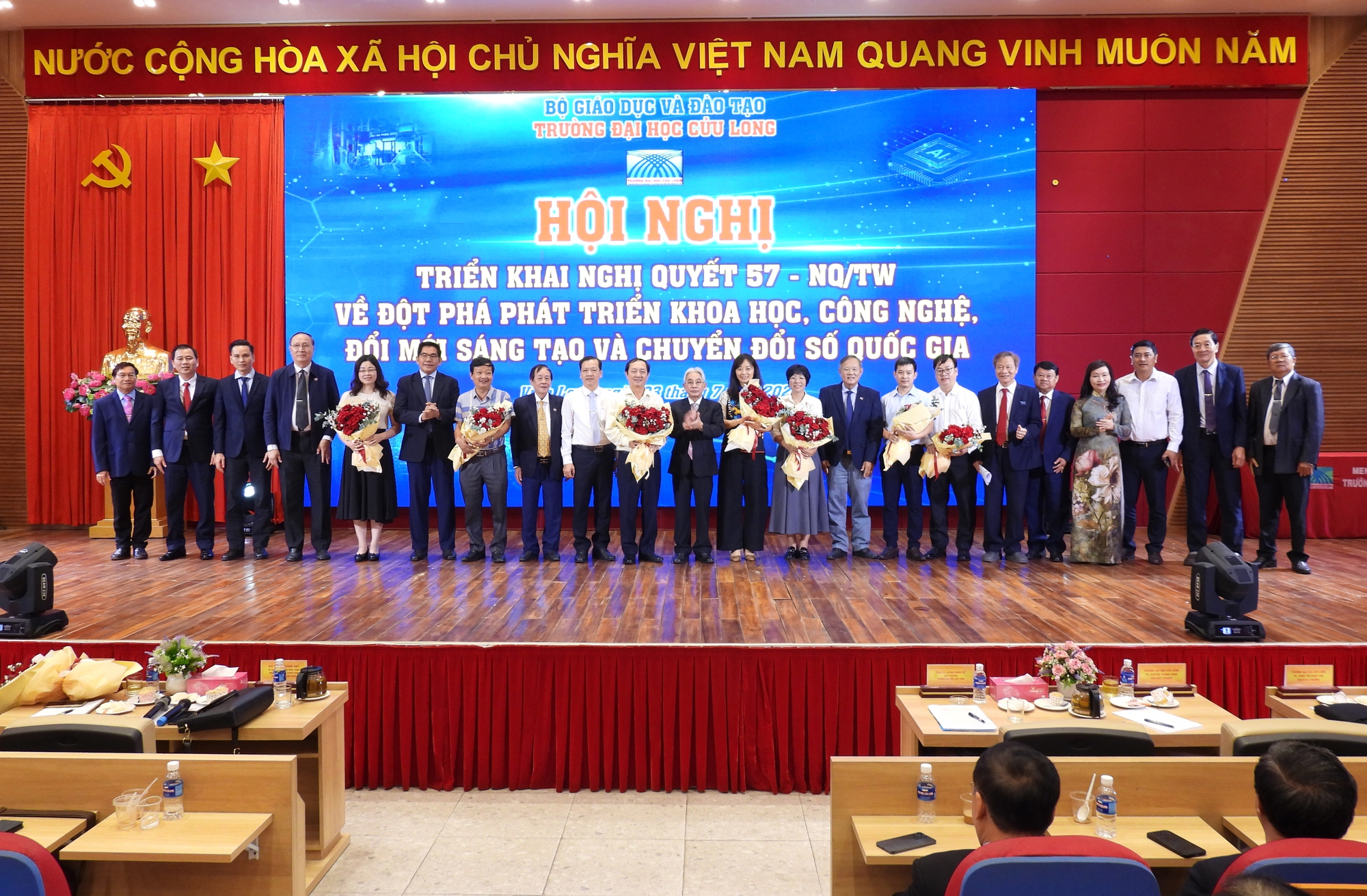 Främja vetenskap, teknik och digital transformation på universitet - Foto 3. Đẩy mạnh khoa học, công nghệ và chuyển đổi số trong trường ĐH- Ảnh 3.