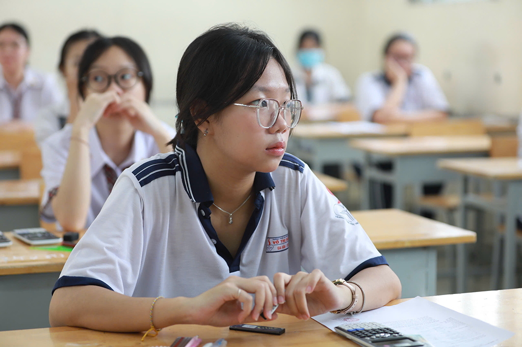 Är gymnasieexamen 2025 lämplig för det nya utbildningsprogrammet? - Bild 1. Đề thi tốt nghiệp THPT 2025 có phù hợp với chương trình giáo dục mới không? - Ảnh 1.