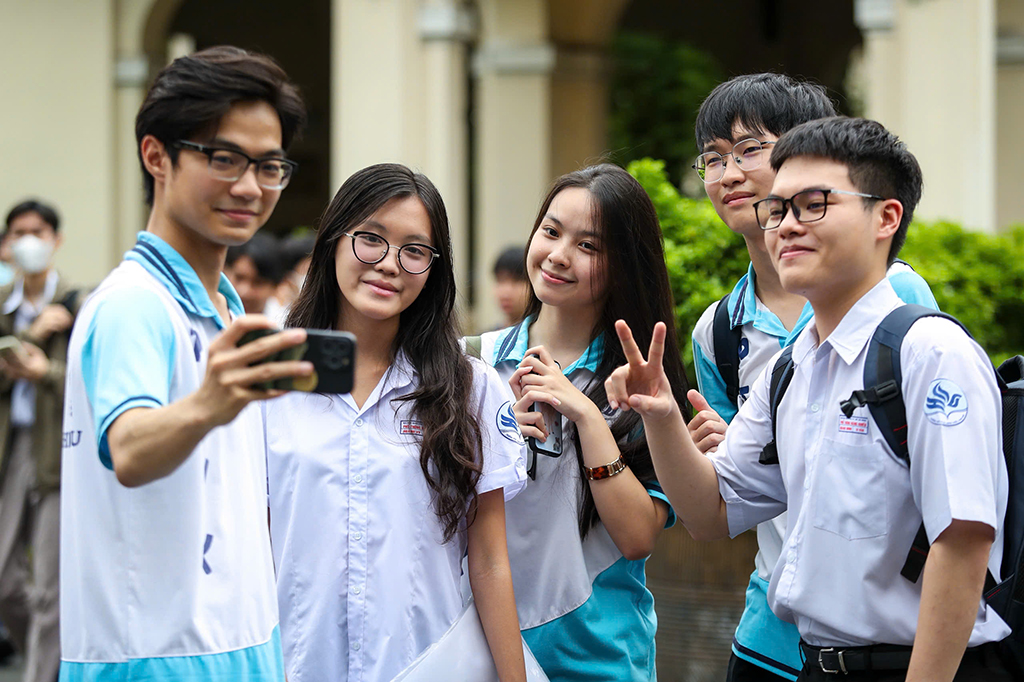 Studenti navrhují změnu metod učení, aby se přizpůsobili novým zkouškám v roce 2025 - Foto 1. Học sinh đề xuất thay đổi cách học để thích nghi với thi cử mới năm 2025 - Ảnh 1.