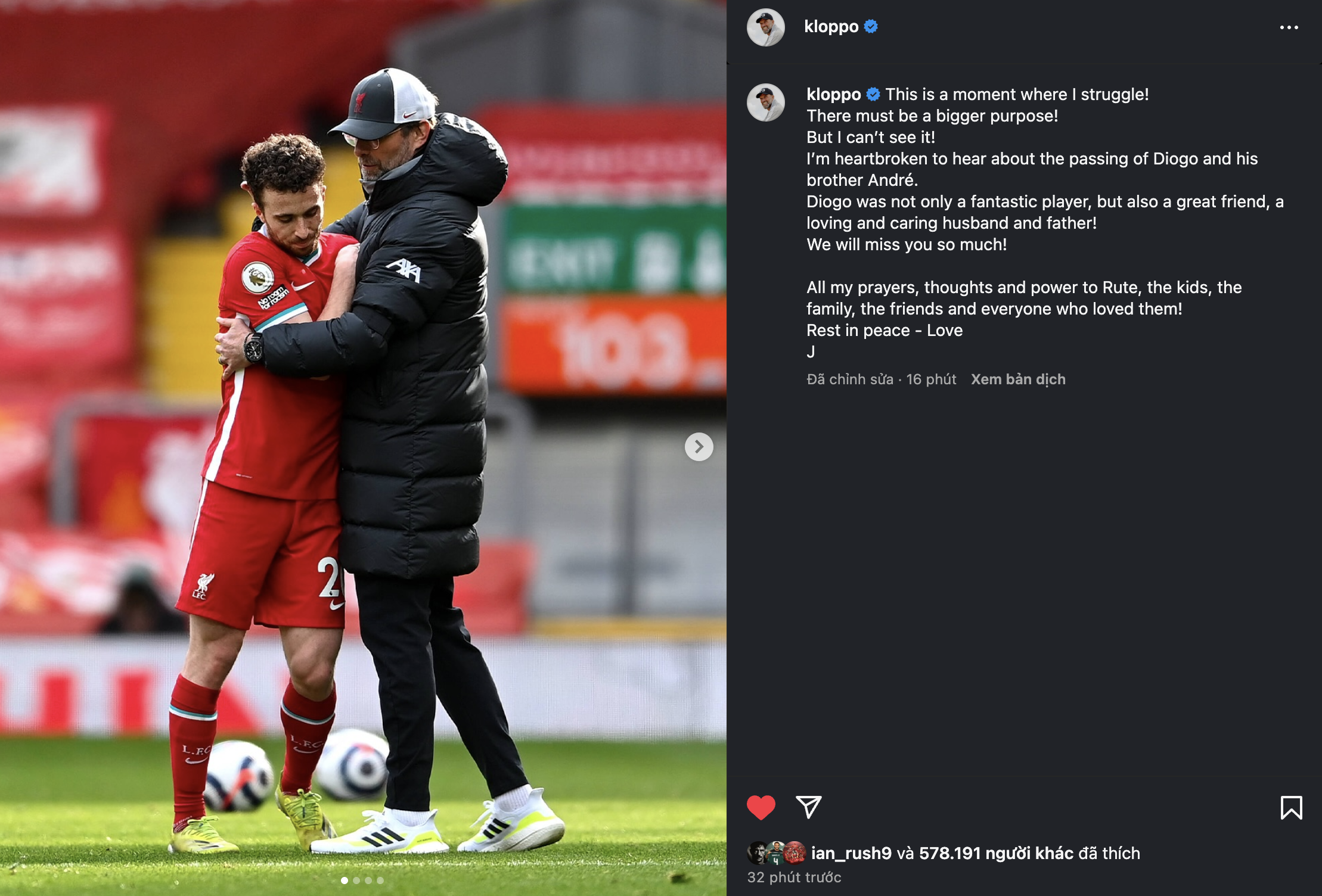 O técnico Klopp estava com muita dor, torcedores do Liverpool depositaram coroas de flores em Anfield para homenagear Diogo Jota - Foto 1. HLV Klopp đau đớn tột cùng, CĐV Liverpool đặt vòng hoa ở sân Anfield tưởng nhớ Diogo Jota - Ảnh 1.