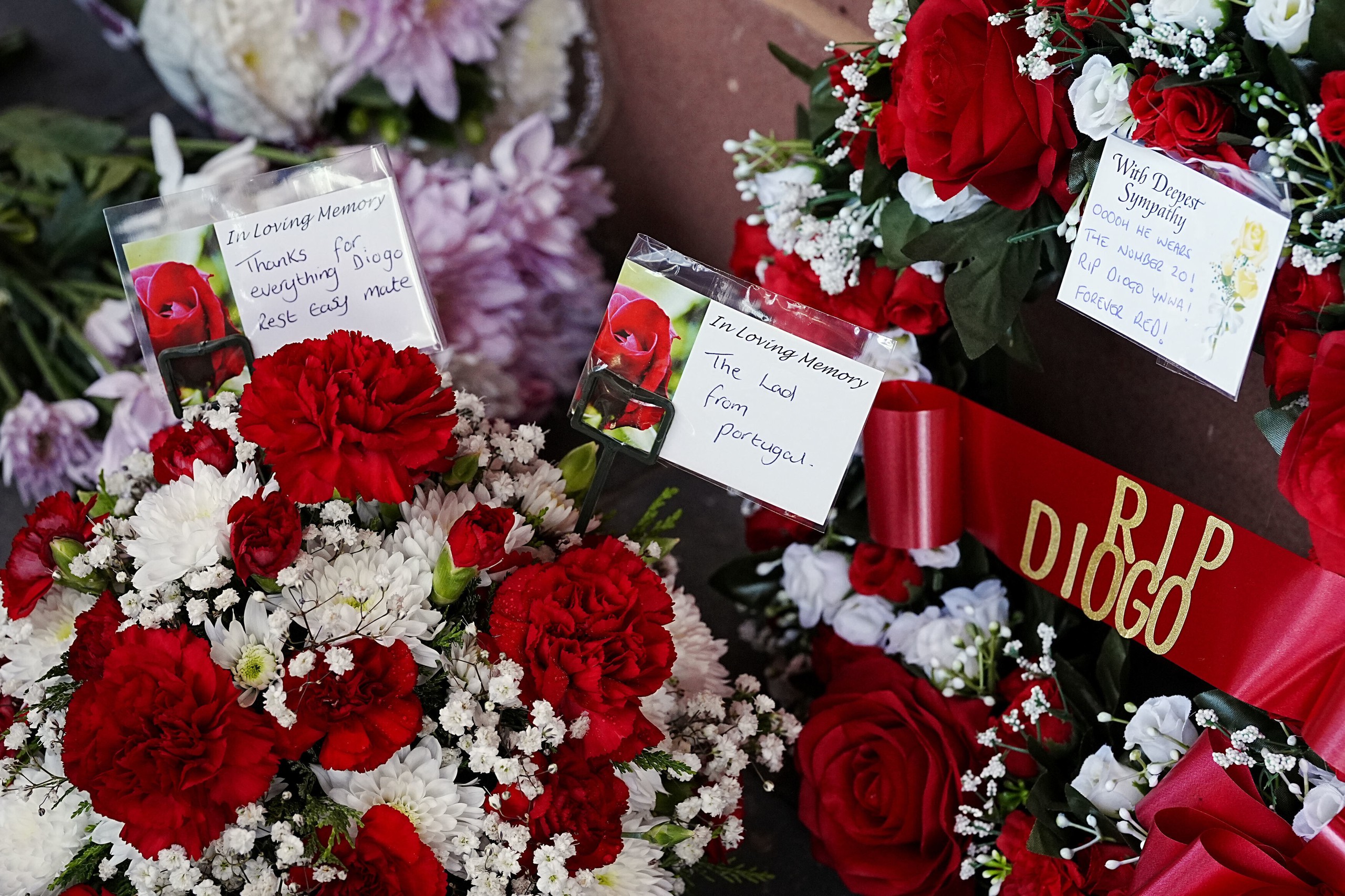 O técnico Klopp estava com muita dor, torcedores do Liverpool depositaram coroas de flores em Anfield para homenagear Diogo Jota - Foto 5. HLV Klopp đau đớn tột cùng, CĐV Liverpool đặt vòng hoa ở sân Anfield tưởng nhớ Diogo Jota - Ảnh 5.