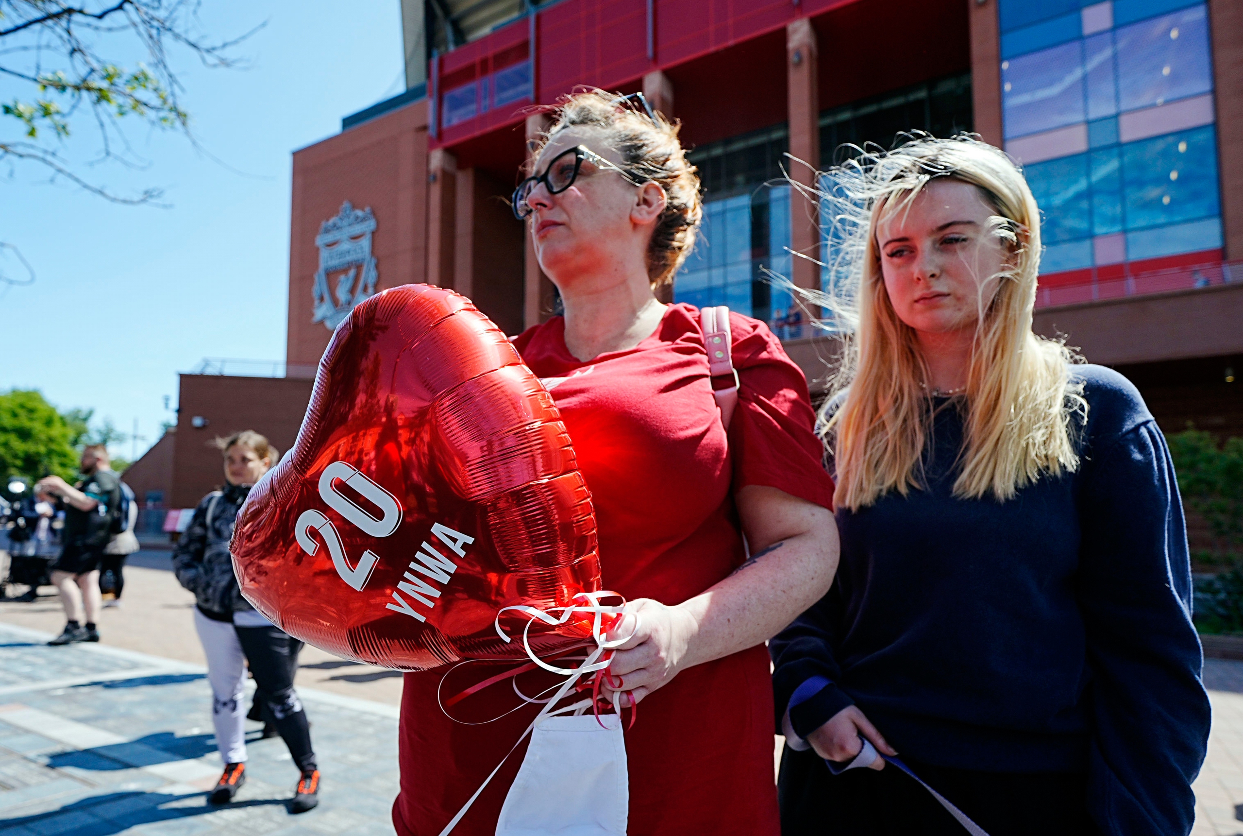O técnico Klopp estava com muita dor, torcedores do Liverpool depositaram coroas de flores em Anfield para homenagear Diogo Jota - Foto 4. HLV Klopp đau đớn tột cùng, CĐV Liverpool đặt vòng hoa ở sân Anfield tưởng nhớ Diogo Jota - Ảnh 4.