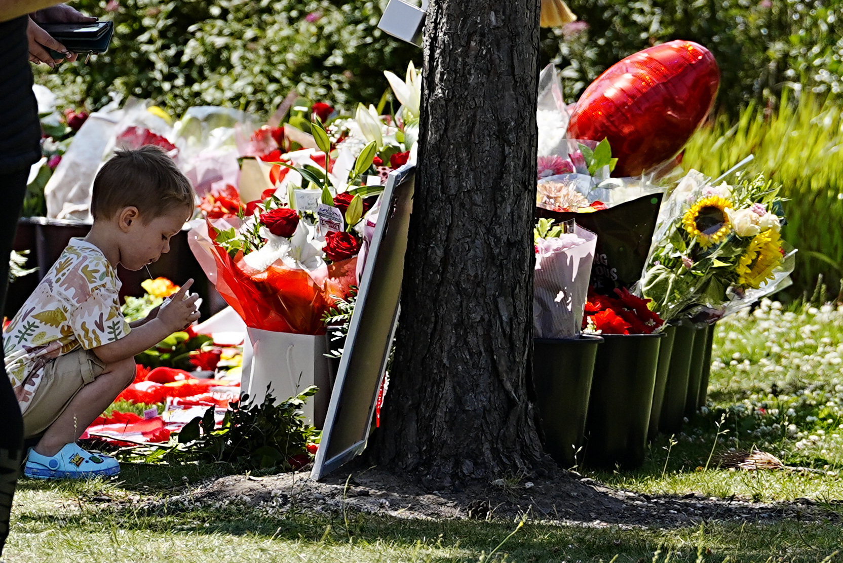 O técnico Klopp estava com muita dor, torcedores do Liverpool depositaram coroas de flores em Anfield para homenagear Diogo Jota - Foto 3. HLV Klopp đau đớn tột cùng, CĐV Liverpool đặt vòng hoa ở sân Anfield tưởng nhớ Diogo Jota - Ảnh 3.
