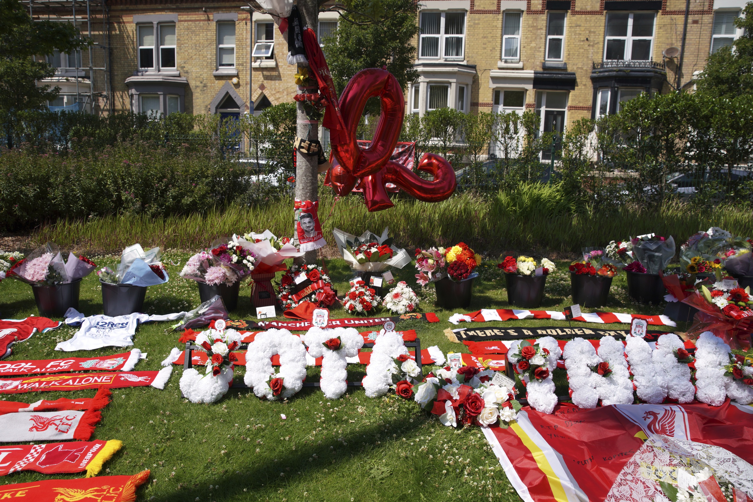 O técnico Klopp estava com muita dor, torcedores do Liverpool depositaram coroas de flores em Anfield para homenagear Diogo Jota - Foto 2. HLV Klopp đau đớn tột cùng, CĐV Liverpool đặt vòng hoa ở sân Anfield tưởng nhớ Diogo Jota - Ảnh 2.