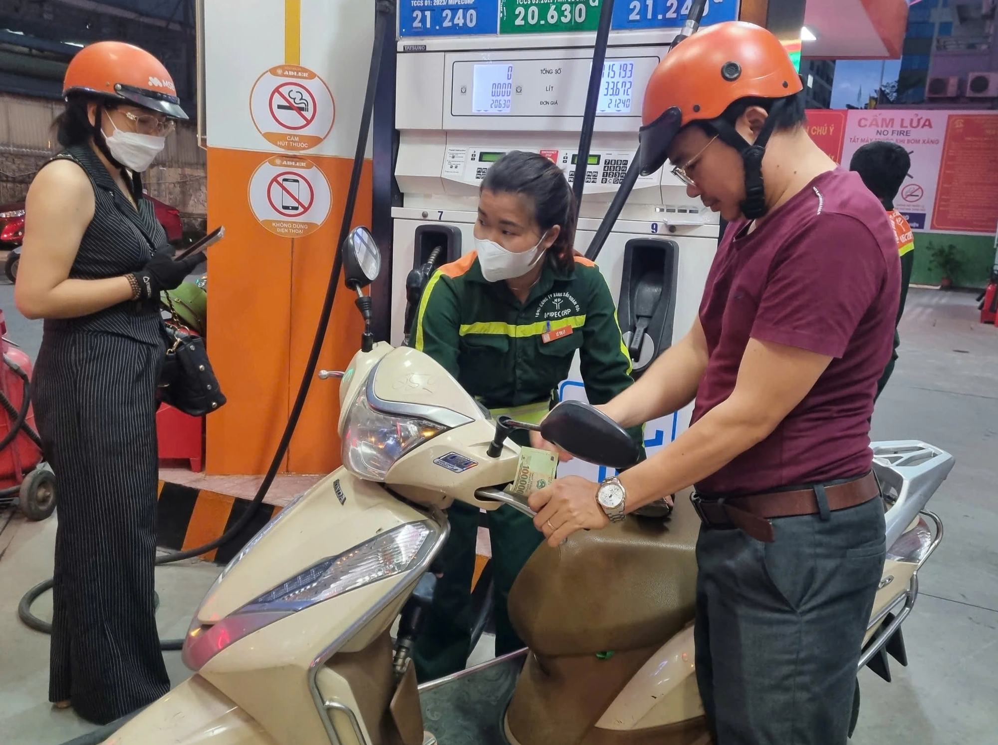 Giá xăng dầu đồng loạt giảm- Ảnh 1.