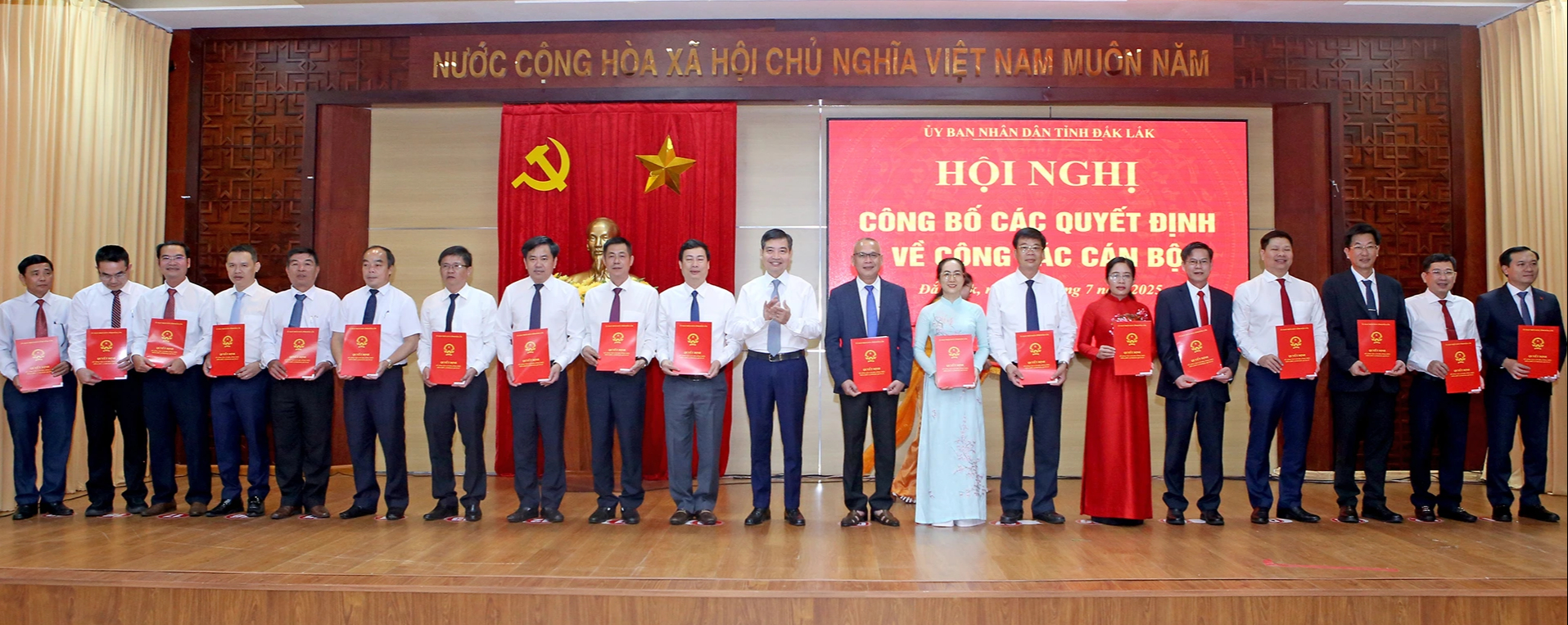 - Ảnh 1. UBND tỉnh Đắk Lắk bổ nhiệm lãnh đạo các sở, ngành, đơn vị trực thuộc - Ảnh 1.