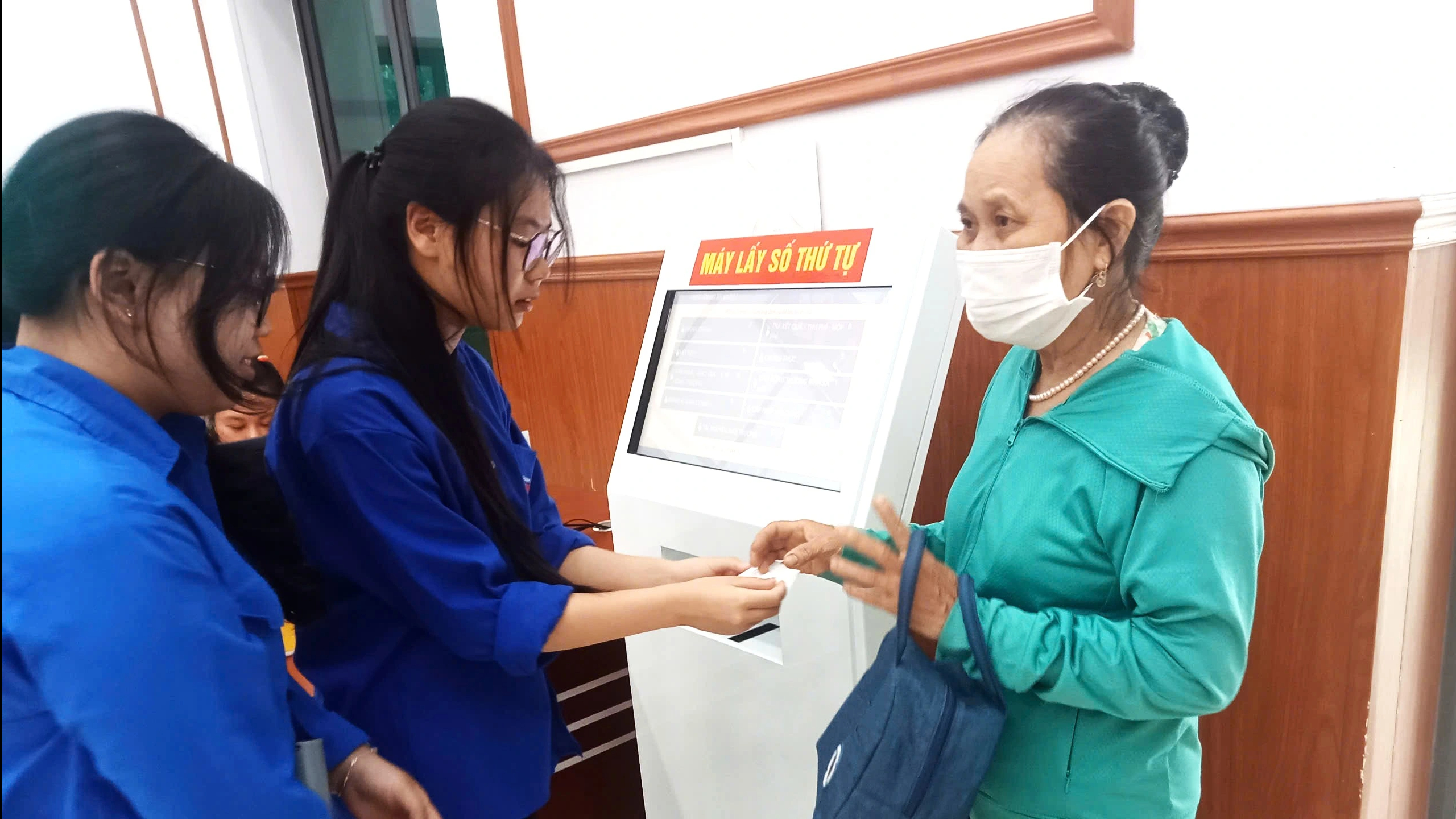 Thanh niên P . Hoa Lư hỗ trợ người dân trong chính quyền 2 cấp mới - Ảnh 1.