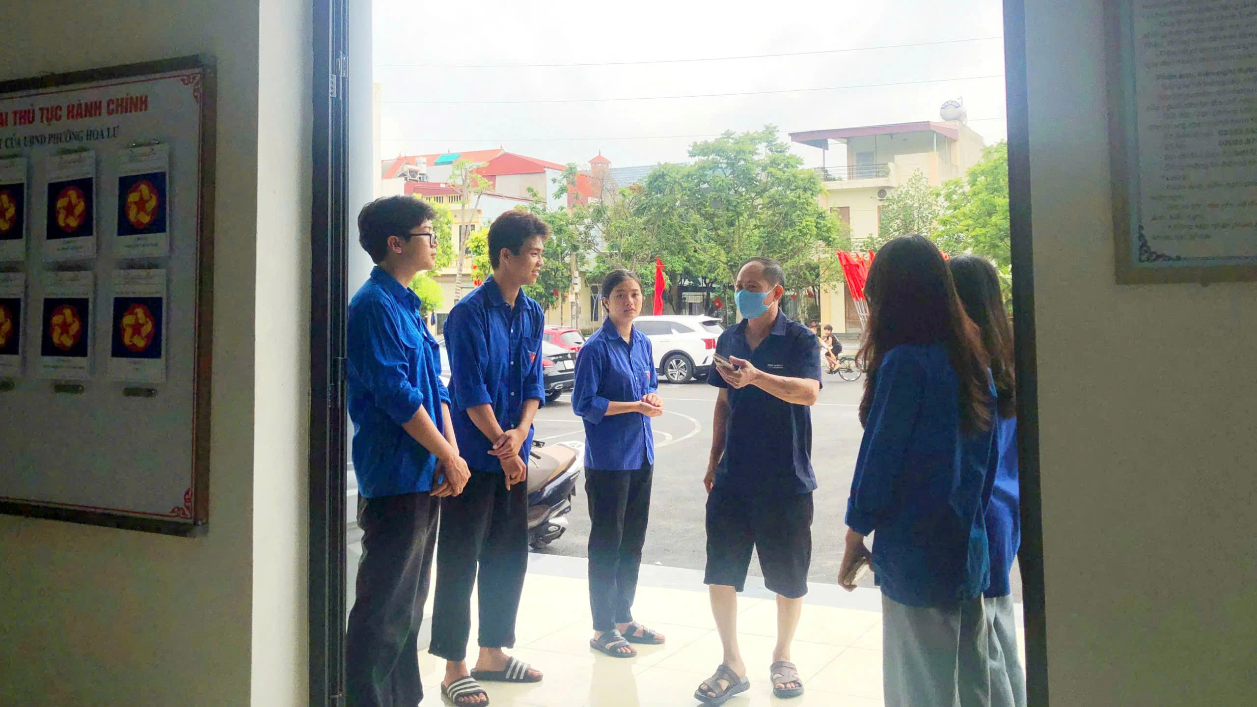 Thanh niên P . Hoa Lư hỗ trợ người dân trong chính quyền 2 cấp mới - Ảnh 2.
