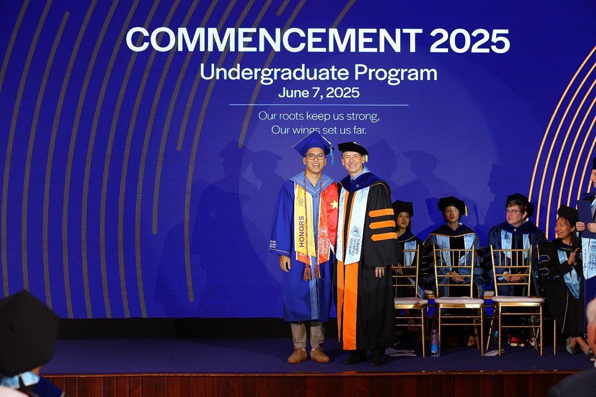 فلبرائٹ اسکول کے فارغ التحصیل افراد بین الضابطہ سوچ کے ساتھ انسانی علم کو محفوظ رکھتے ہیں - تصویر 1۔ Tân khoa Trường Fulbright bảo tồn tri thức nhân văn bằng tư duy liên ngành - Ảnh 1.