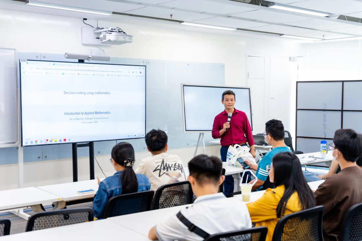 فلبرائٹ اسکول کے فارغ التحصیل افراد بین الضابطہ سوچ کے ساتھ انسانی علم کو محفوظ رکھتے ہیں - تصویر 2۔ Tân khoa Trường Fulbright bảo tồn tri thức nhân văn bằng tư duy liên ngành - Ảnh 2.