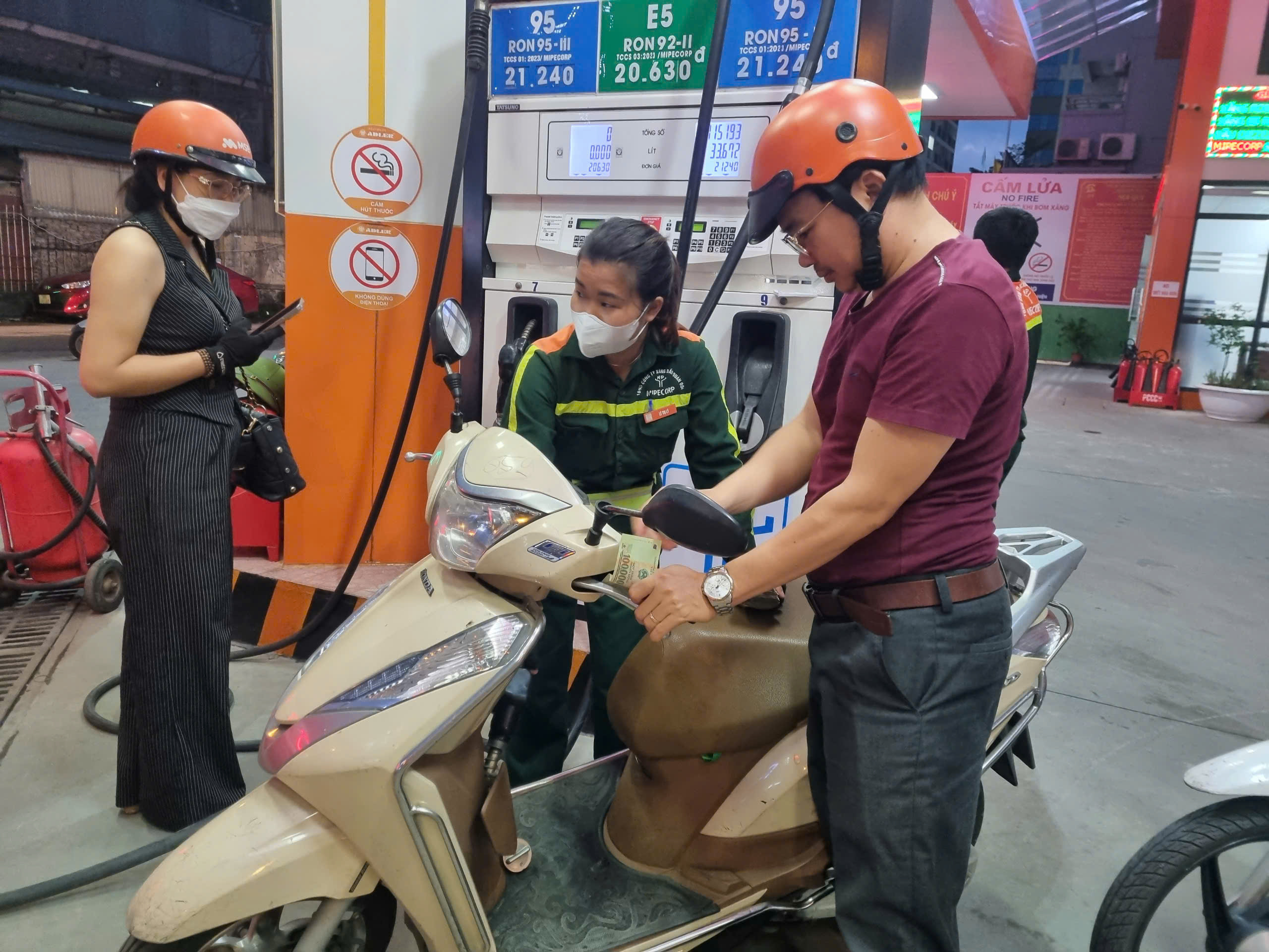 Giá xăng dầu đồng loạt tăng, cao nhất  - Ảnh 1.