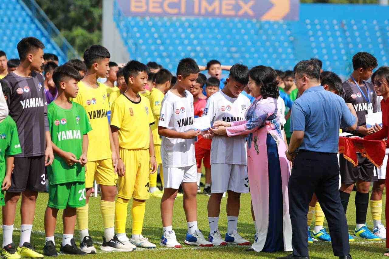 Majlis perasmian menarik Kejohanan Bola Sepak Belia U.13 Kebangsaan Piala Yamaha 2025 - Foto 4. Sôi nổi khai mạc giải bóng đá thiếu niên U.13 toàn quốc Yamaha Cup 2025- Ảnh 4.