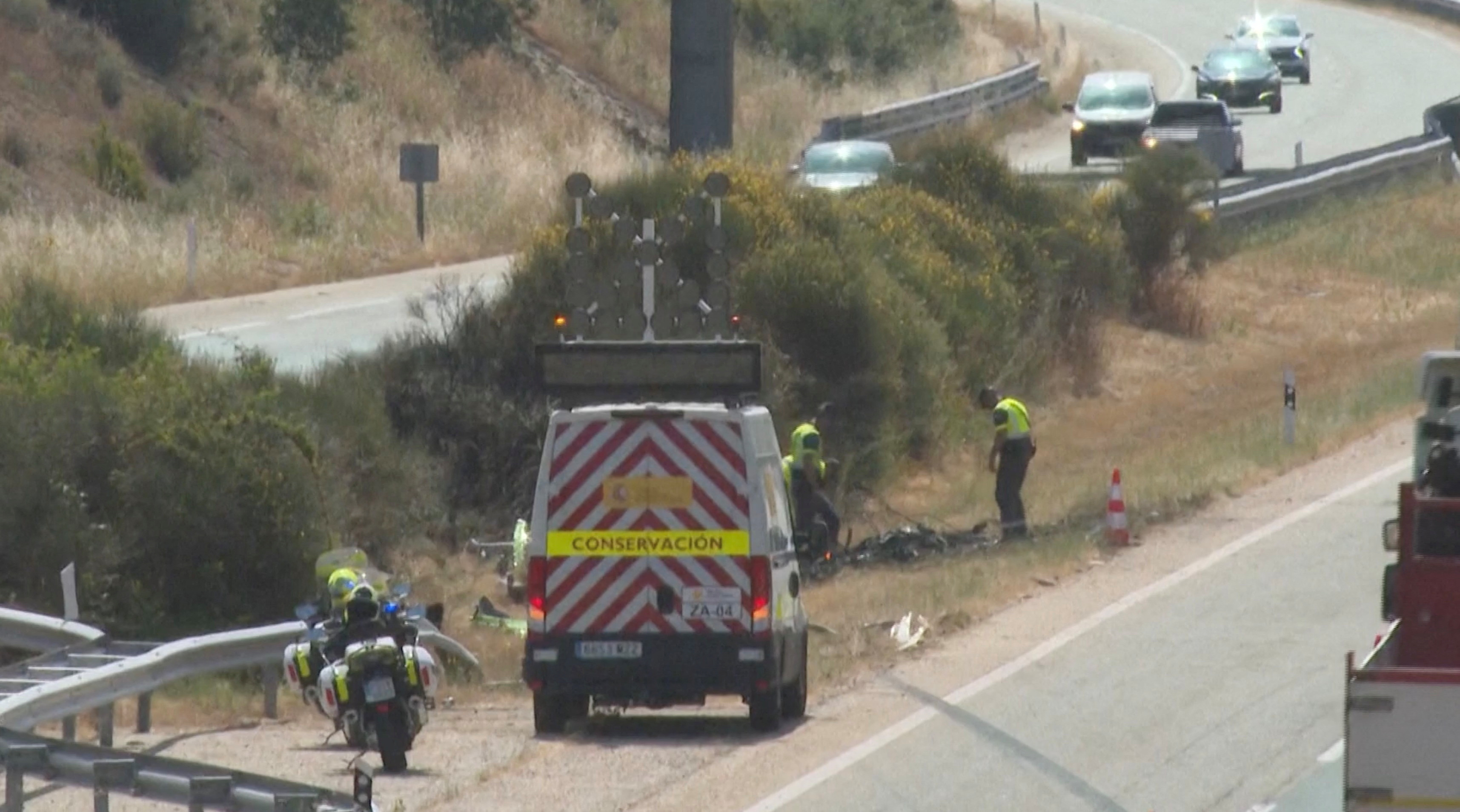 הזירה הטרגית של תאונת הדרכים בה נהרגו דיוגו ג'וטה ואחיו - תמונה 3. Thảm khốc hiện trường vụ tai nạn giao thông khiến Diogo Jota và em trai qua đời - Ảnh 3.