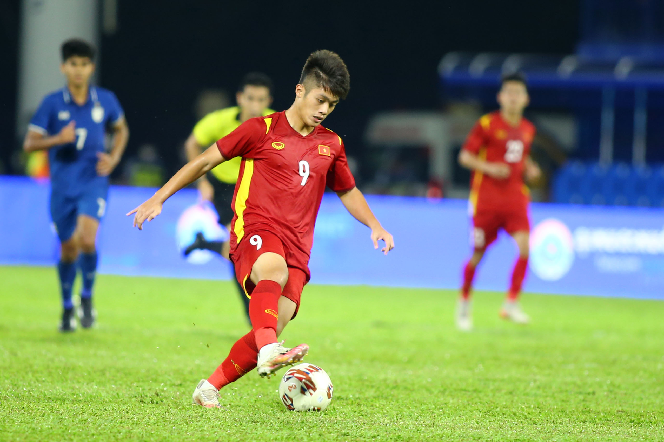 Quoc Viet: Perfektní rozjezd, cílem je historický hattrick mistrovských titulů s Vietnamem do 23 let - Foto 1. Quốc Việt: Màn chạy đà hoàn hảo, nhắm hat-trick vô địch lịch sử cùng U.23 Việt Nam- Ảnh 1.