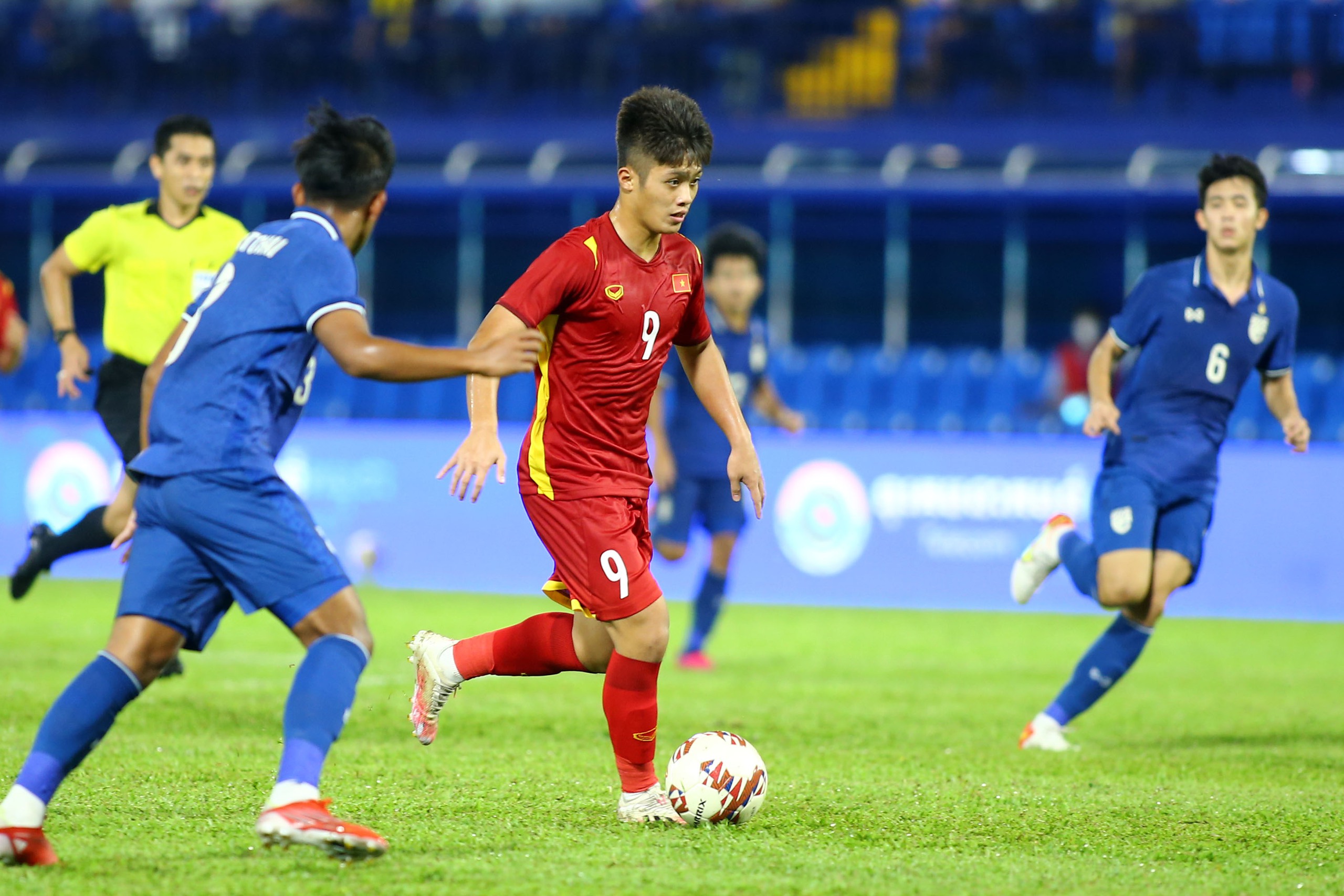 Quoc Viet: Perfektní rozjezd, cílem je historický hattrick mistrovských titulů s Vietnamem do 23 let - Foto 2. Quốc Việt: Màn chạy đà hoàn hảo, nhắm hat-trick vô địch lịch sử cùng U.23 Việt Nam- Ảnh 2.