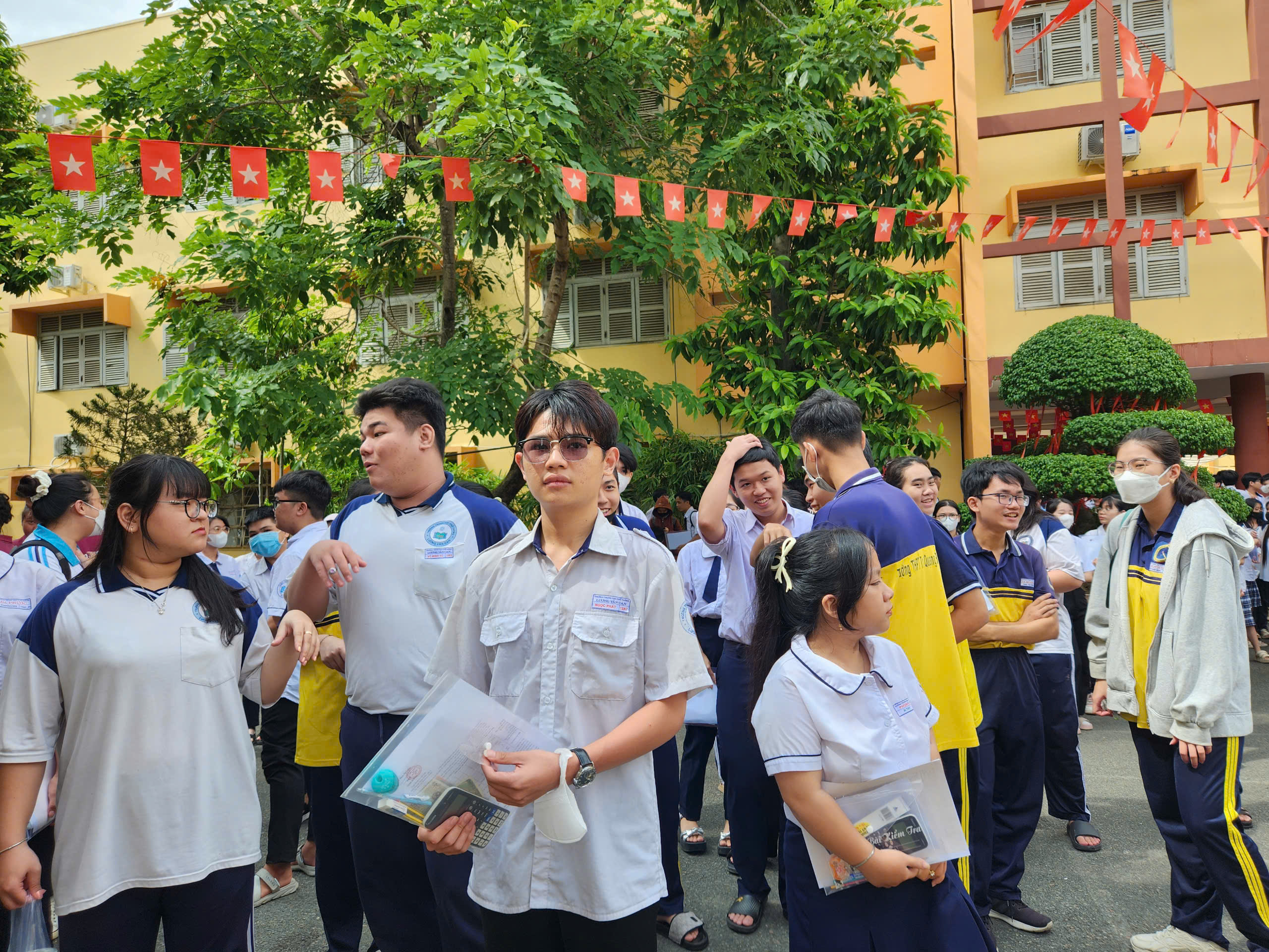 Hồi hộp dõi theo chấm thi văn tốt nghiệp THPT: Đề hay, nhưng dễ điểm cao không? - Ảnh 1.