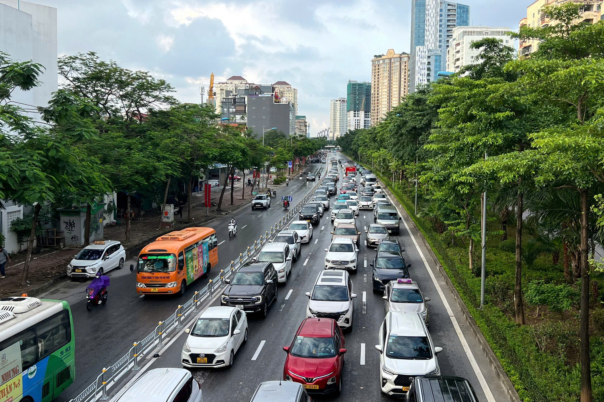 Hà Nội dựng rào sắt phân làn nhiều tuyến đường- Ảnh 6. Hà Nội dựng rào sắt phân làn nhiều tuyến đường- Ảnh 6.