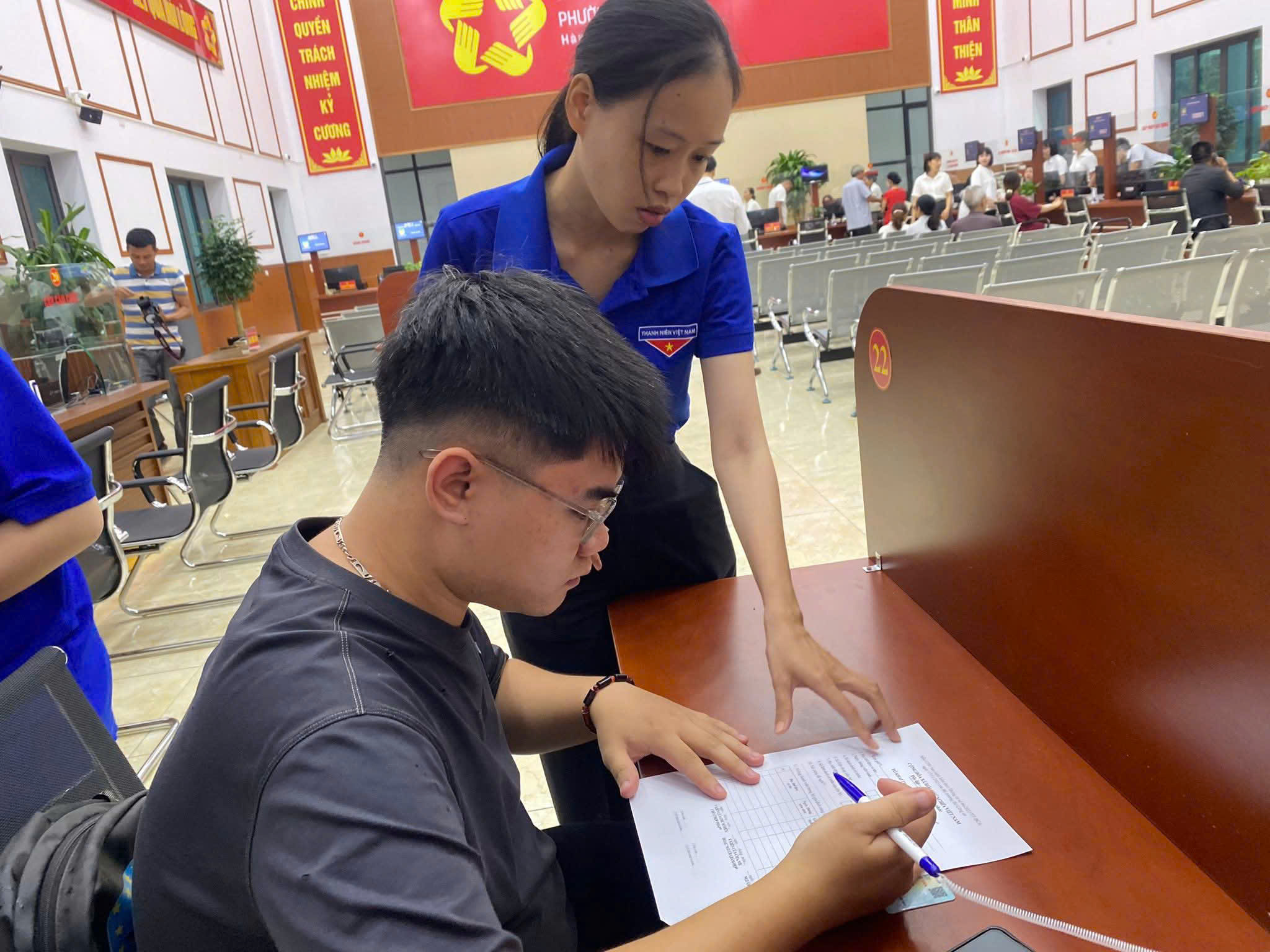 Thanh niên P . Hoa Lư hỗ trợ người dân trong chính quyền 2 cấp mới - Ảnh 3.