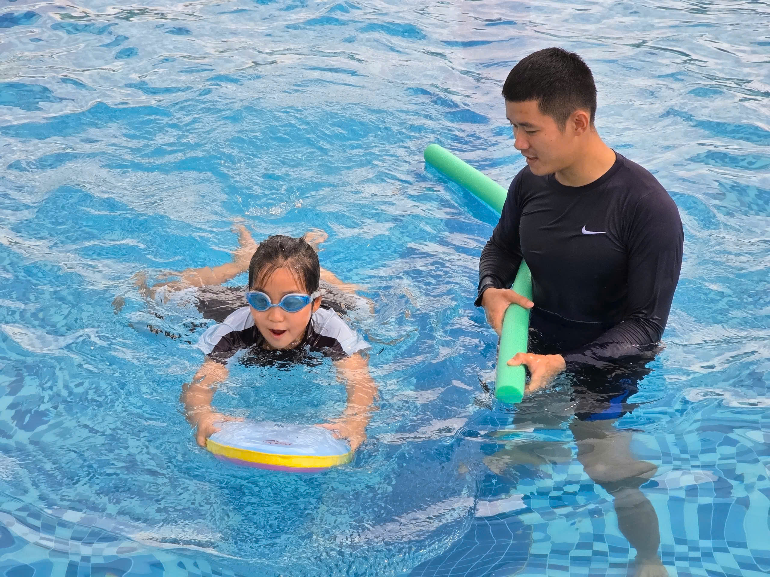 Đoàn viên Công an tỉnh Khánh Hòa mở lớp học bơi miễn phí cho trẻ em- Ảnh 3. Đoàn viên Công an tỉnh Khánh Hòa mở lớp học bơi miễn phí cho trẻ em- Ảnh 3.