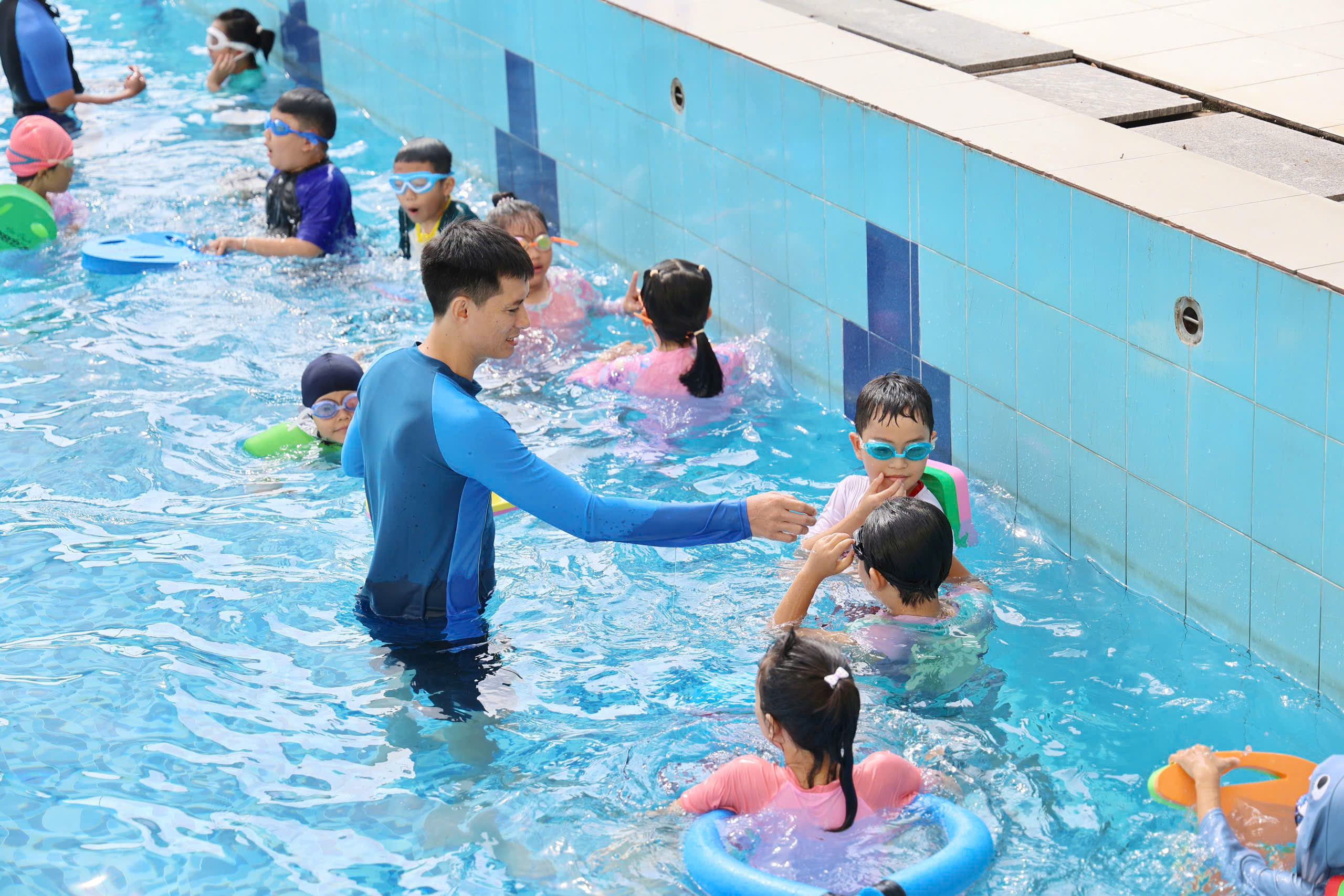 Đoàn viên Công an tỉnh Khánh Hòa mở lớp học bơi miễn phí cho trẻ em- Ảnh 2. Đoàn viên Công an tỉnh Khánh Hòa mở lớp học bơi miễn phí cho trẻ em- Ảnh 2.