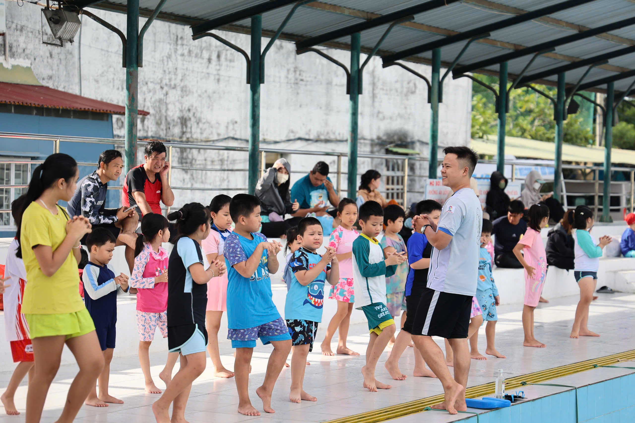 Đoàn viên Công an tỉnh Khánh Hòa mở lớp học bơi miễn phí cho trẻ em Đoàn viên Công an tỉnh Khánh Hòa mở lớp học bơi miễn phí cho trẻ em