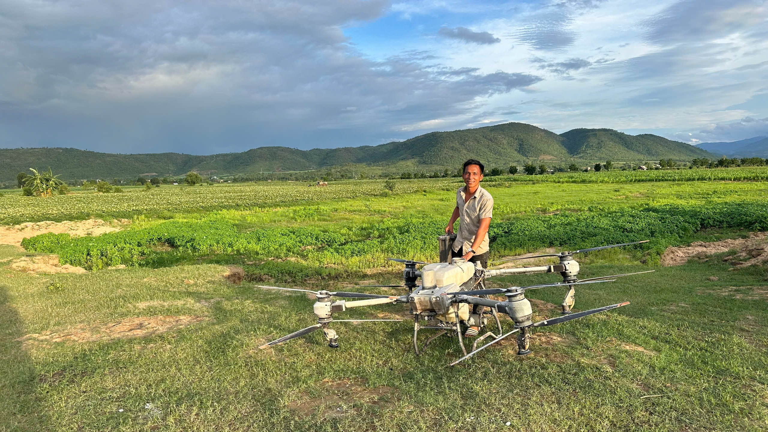 Gia Lai: Dùng máy bay không người lái giải cứu trẻ em giữa dòng lũ- Ảnh 2. Gia Lai: Dùng máy bay không người lái giải cứu trẻ em giữa dòng lũ- Ảnh 2.