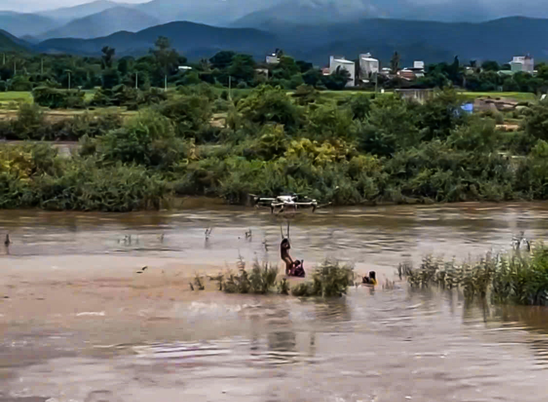 Gia Lai: Dùng máy bay không người lái giải cứu trẻ em giữa dòng lũ- Ảnh 1.