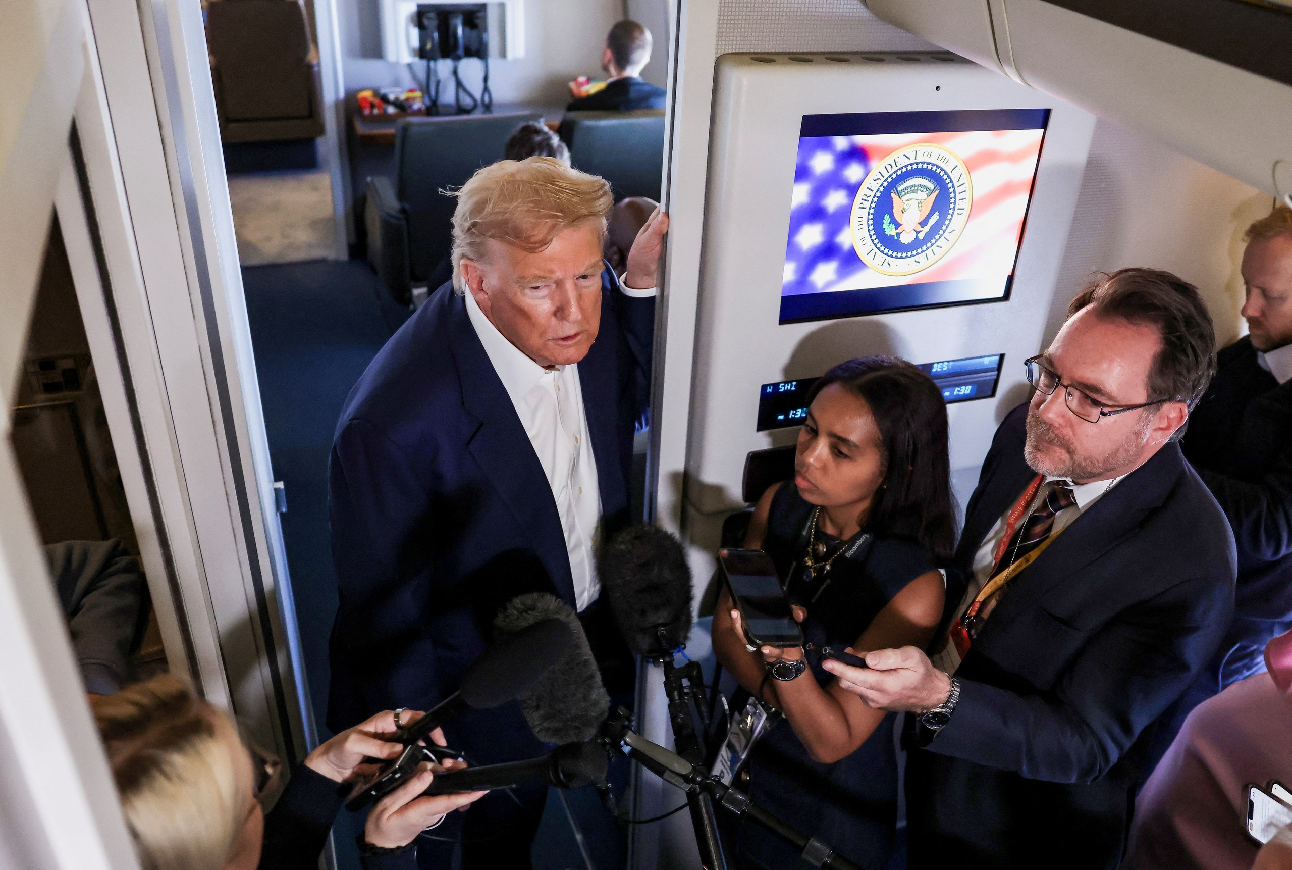 Ông Trump ra tối hậu thư 10 ngày cho Nga  - Ảnh 1.