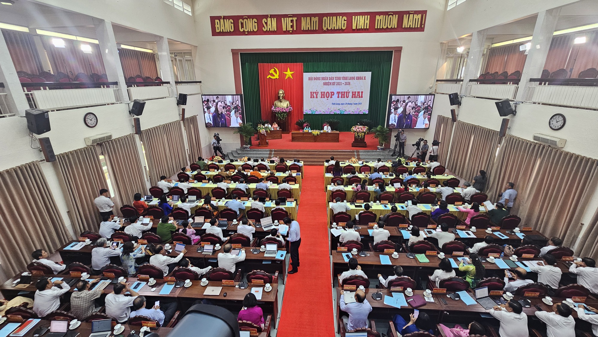 Vĩnh Long bố trí hơn 237 tỉ đồng hỗ trợ cán bộ đi làm xa nhà- Ảnh 2. Vĩnh Long bố trí hơn 237 tỉ đồng hỗ trợ cán bộ đi làm xa nhà- Ảnh 2.