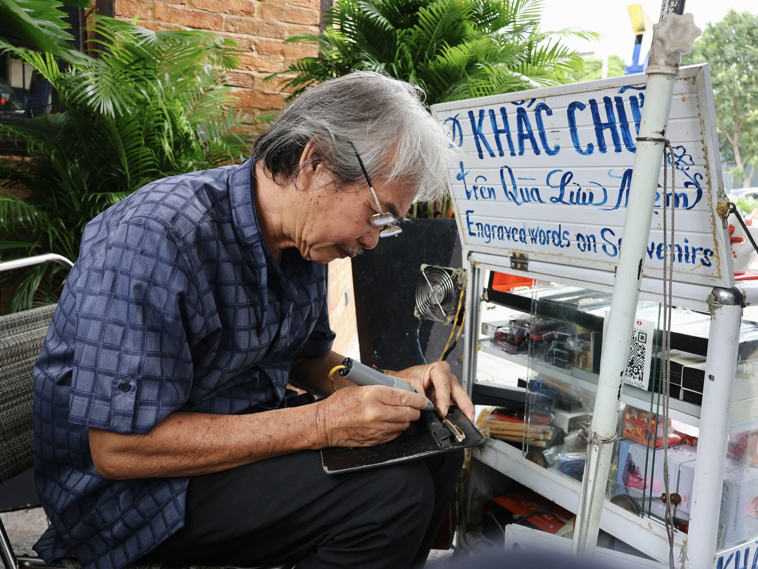 Sống ở TP.HCM: Truyền nhân của người thợ khắc chữ trên quà tặng cựu Tổng thống Mỹ- Ảnh 2. Sống ở TP.HCM: Truyền nhân của người thợ khắc chữ trên quà tặng cựu Tổng thống Mỹ- Ảnh 2.