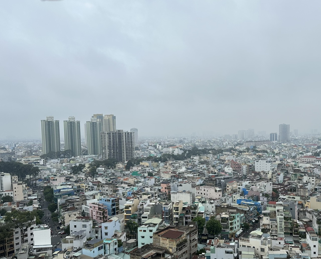 Sáng nay trời TP.HCM như Đà Lạt, sương mù hay ô nhiễm không khí? - Ảnh 1.