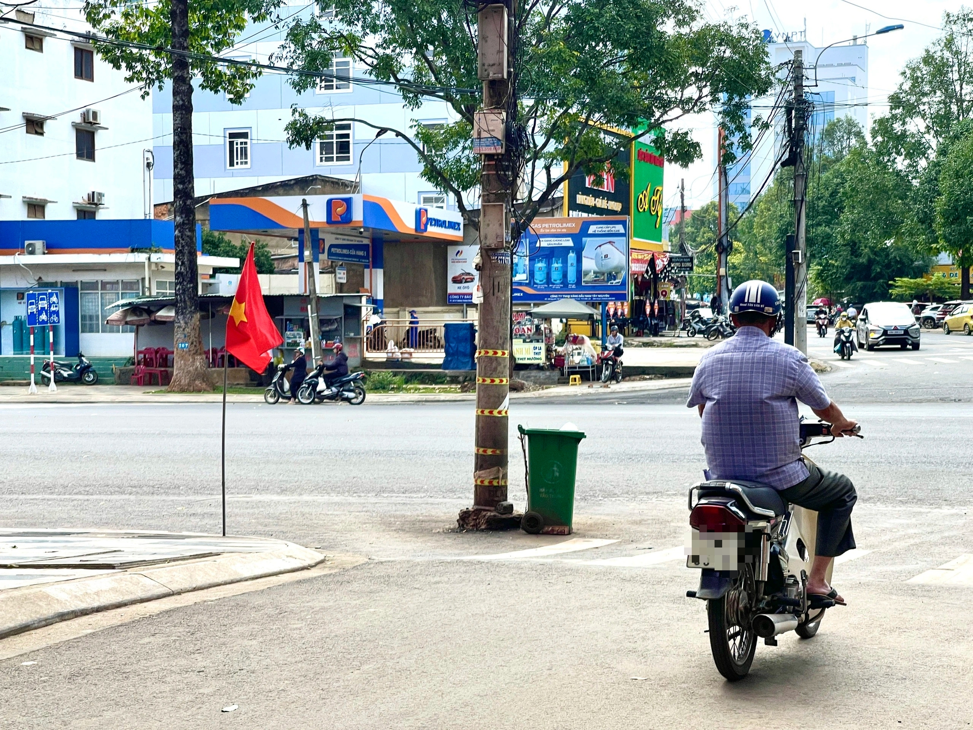 Hàng loạt trụ điện án ngữ dưới lòng đường- Ảnh 3.
