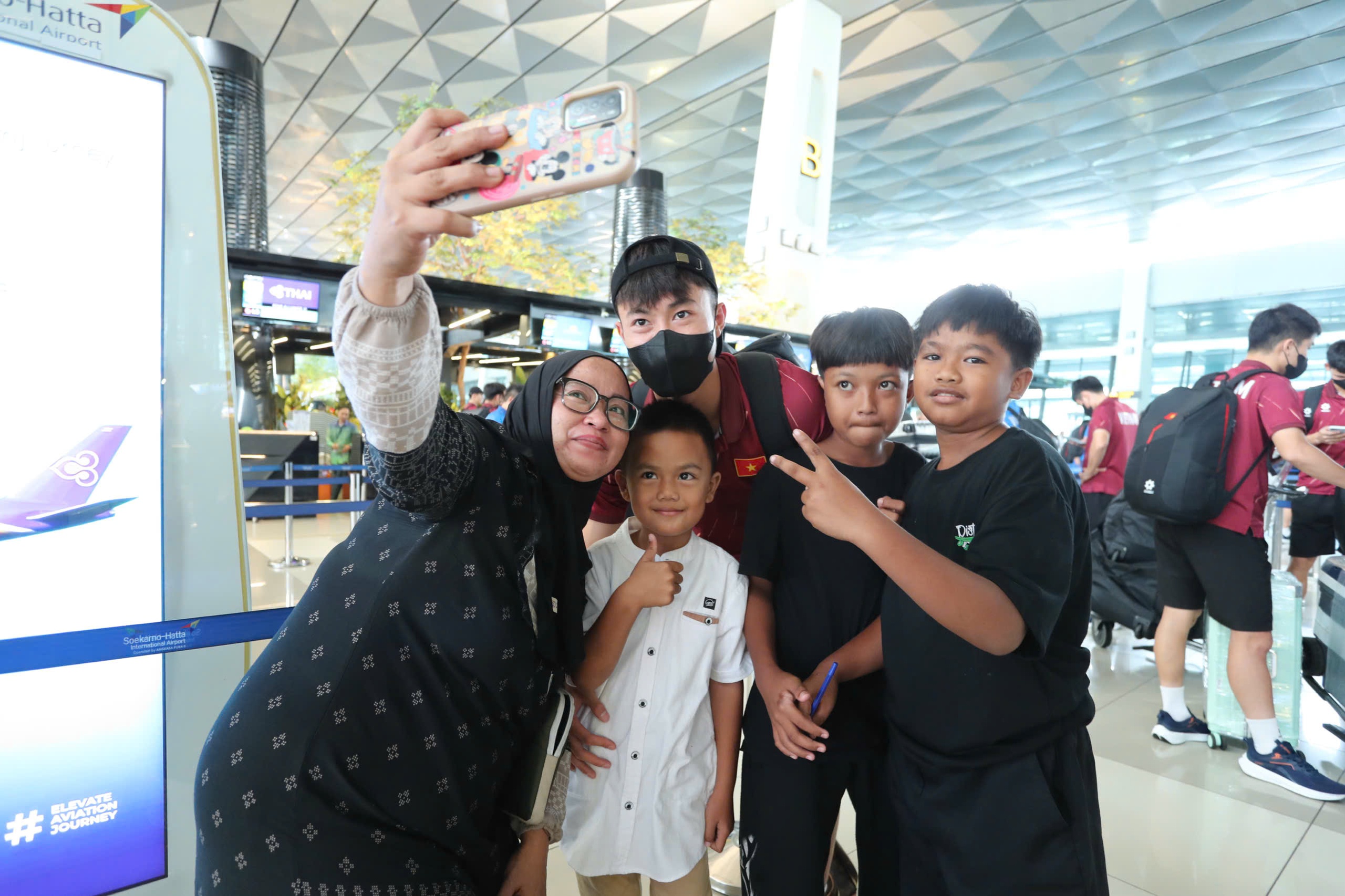 CĐV Indonesia chụp ảnh, xin chữ ký U.23 Việt Nam ở sân bay- Ảnh 1. CĐV Indonesia chụp ảnh, xin chữ ký U.23 Việt Nam ở sân bay- Ảnh 1.