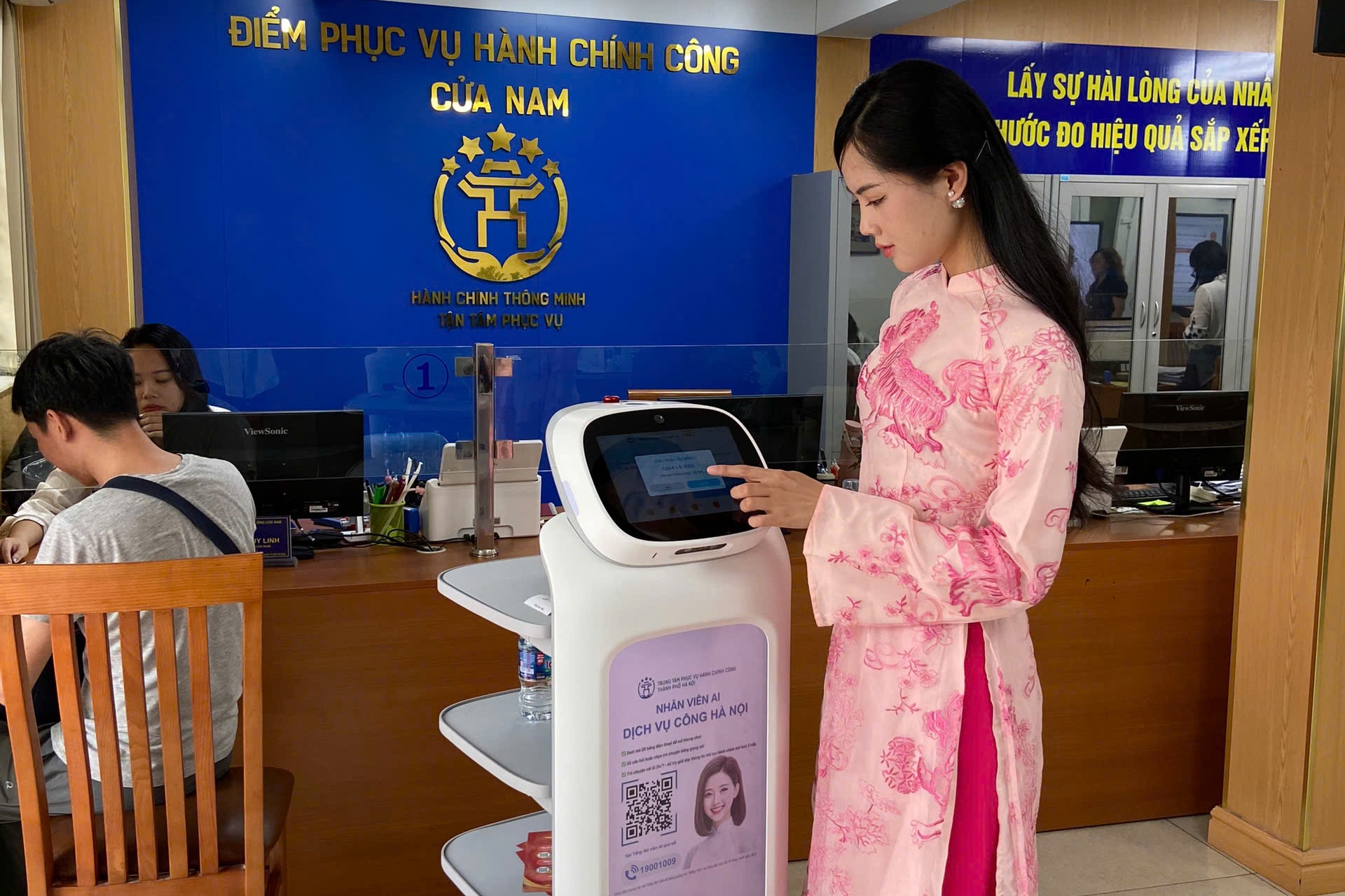 Hà Nội triển khai 15 tiện ích miễn phí tại các điểm phục vụ hành chính công- Ảnh 1. Hà Nội triển khai 15 tiện ích miễn phí tại các điểm phục vụ hành chính công- Ảnh 1.