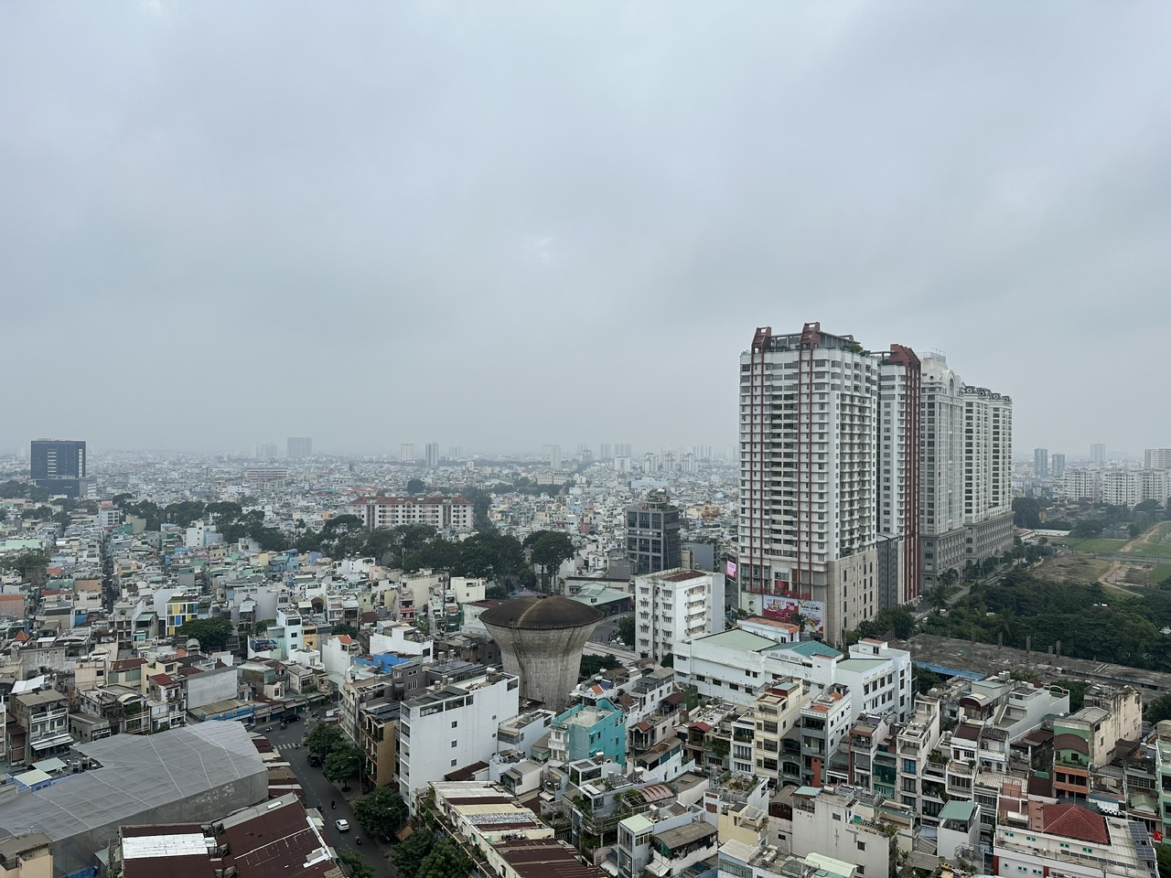 Sáng nay trời TP.HCM như Đà Lạt, sương mù hay ô nhiễm không khí? - Ảnh 2.