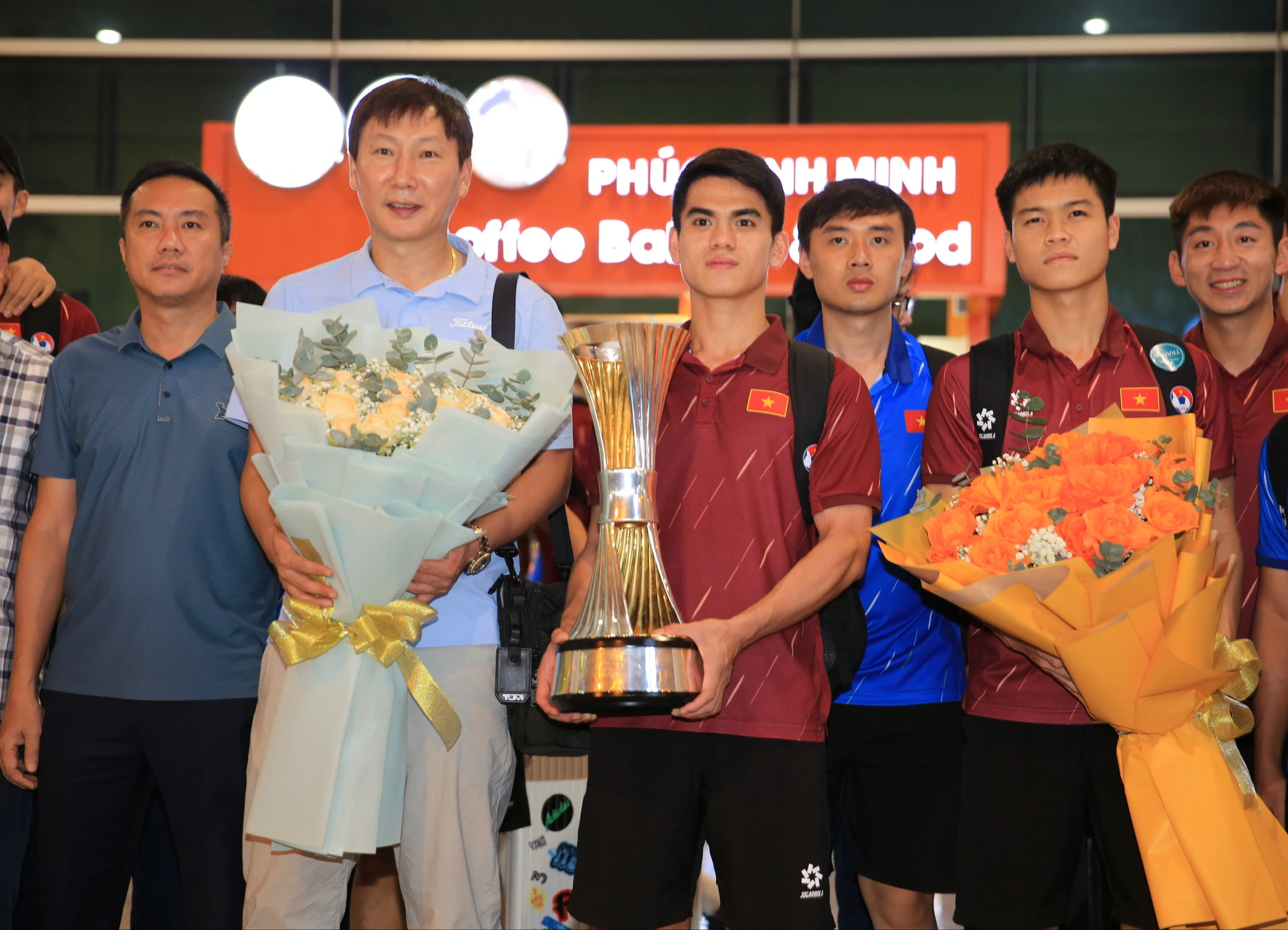 U.23 Việt Nam trở về trong vòng tay ấm áp của khán giả, thầy Kim nói lời từ đáy lòng- Ảnh 10.