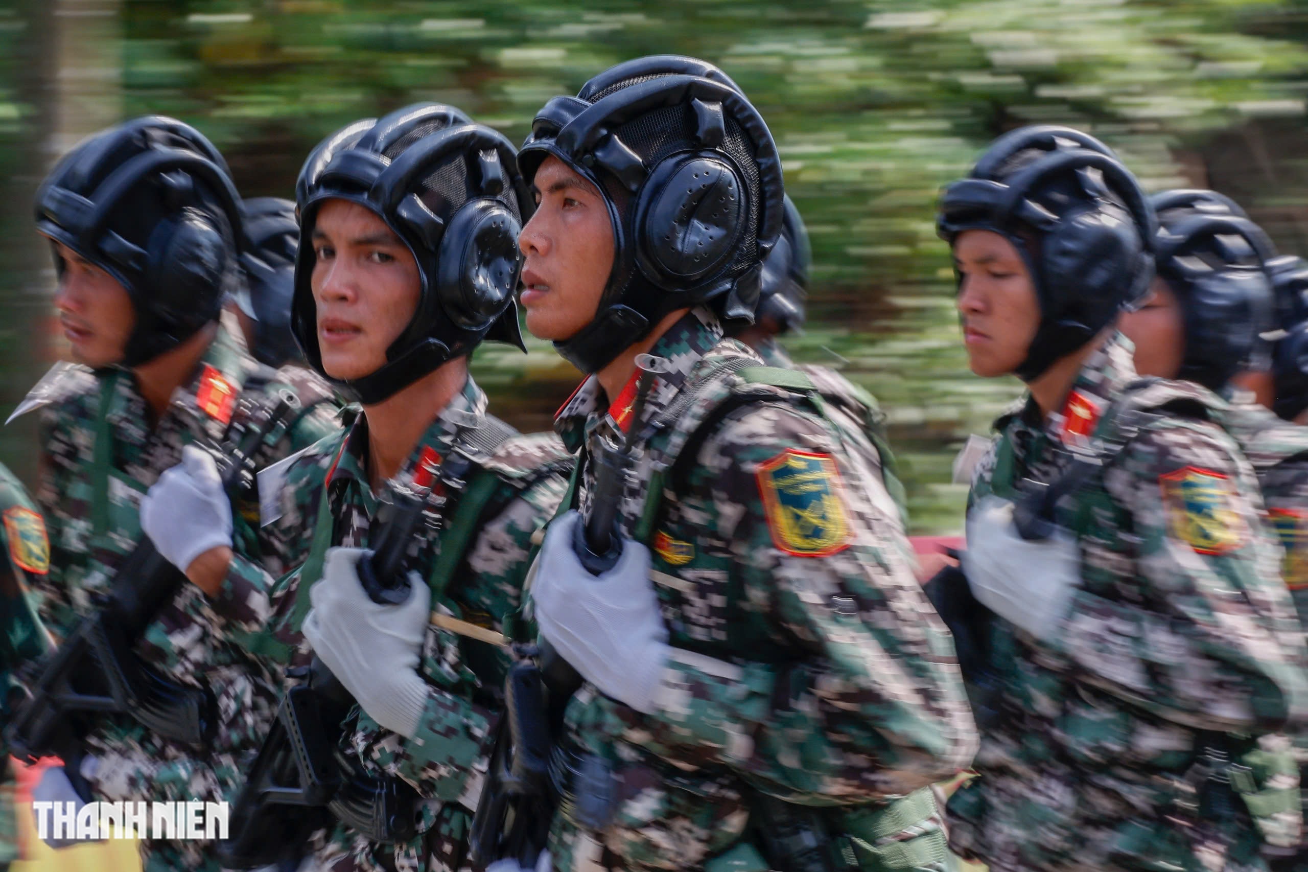Chiến sĩ đẫm mồ hôi, 'gồng mình' trên mặt đường ảo ảnh luyện tập cho nhiệm vụ A80- Ảnh 8. Chiến sĩ đẫm mồ hôi, 'gồng mình' trên mặt đường ảo ảnh luyện tập cho nhiệm vụ A80- Ảnh 8.