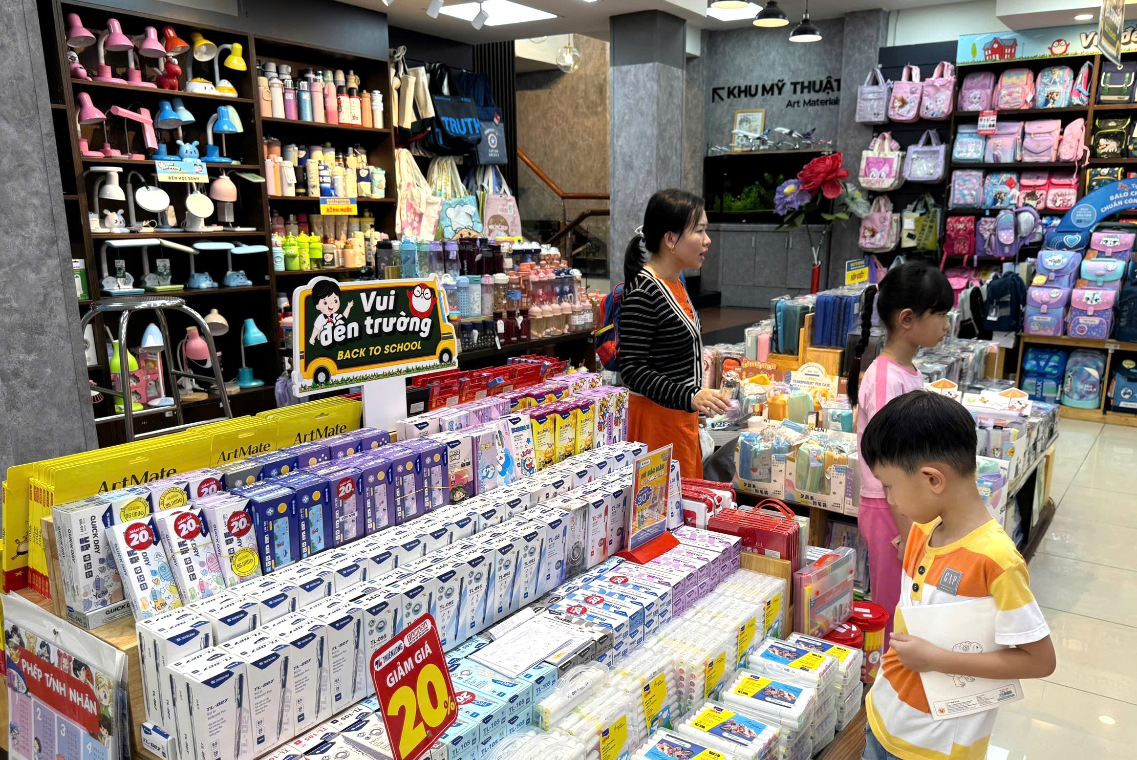 Fahasa sẽ tổ chức 7 hội sách 'Back to School' phục vụ năm học mới - Ảnh 2.