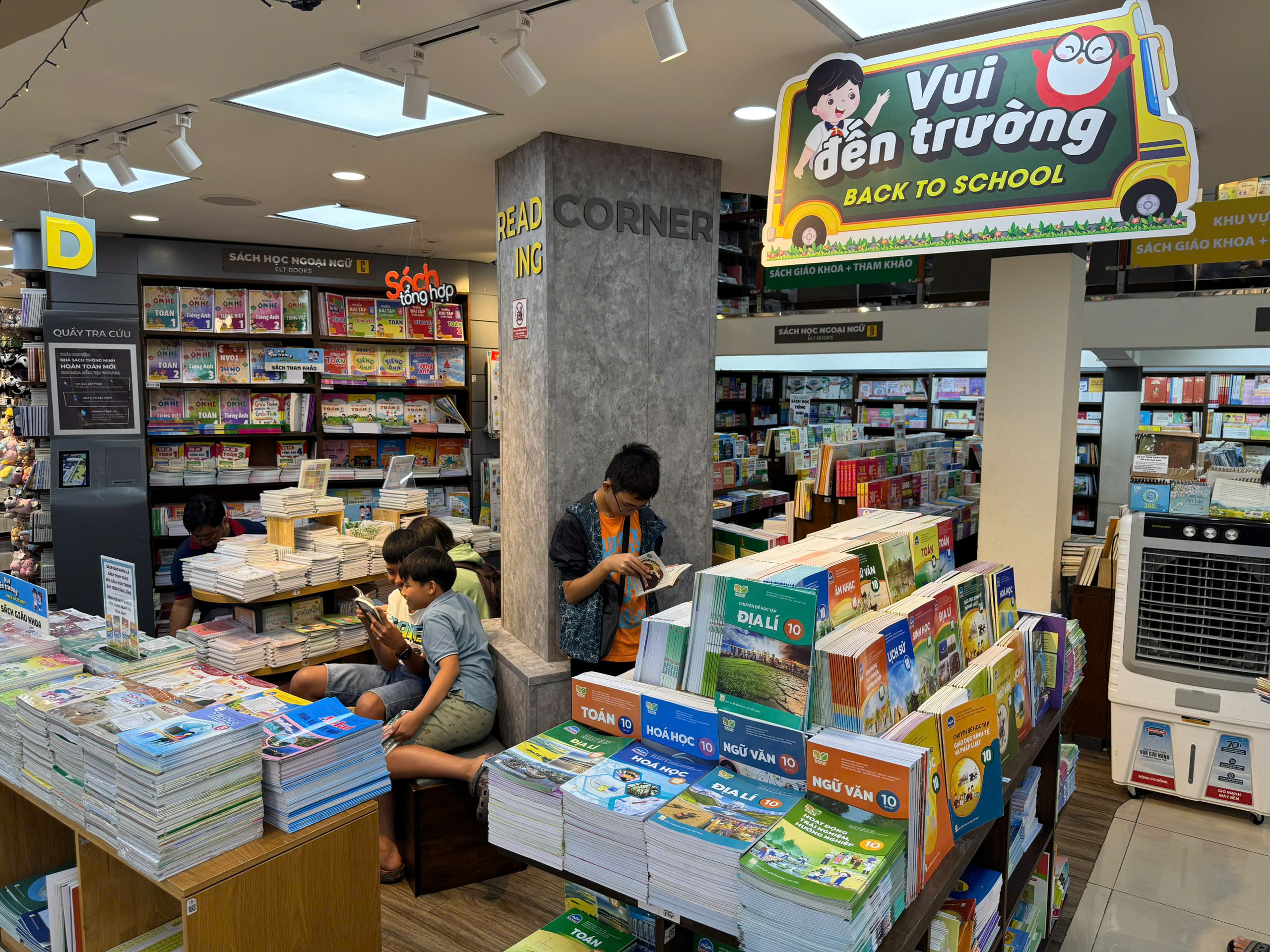 Fahasa sẽ tổ chức 7 hội sách 'Back to School' phục vụ năm học mới - Ảnh 1.