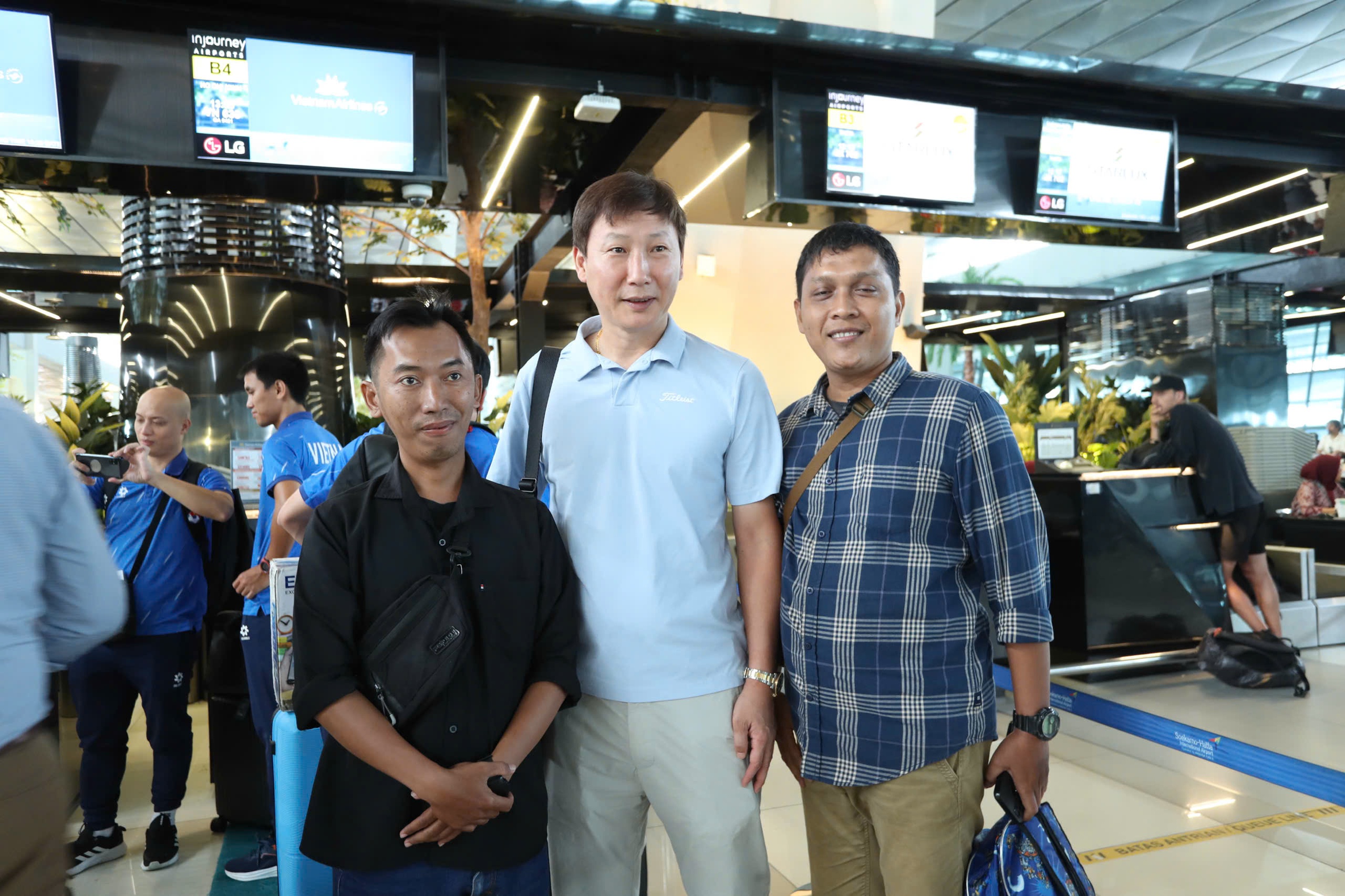 Dinh Bac “តស៊ូ” ដើម្បីដណ្ដើមពានរង្វាន់ អ្នកគាំទ្រឥណ្ឌូណេស៊ីបានសុំប័ណ្ណសម្គាល់ U.23 វៀតណាមនៅអាកាសយានដ្ឋាន - រូបថត ៧. Đình Bắc ‘khệ nệ’ cầm cúp, CĐV Indonesia xin chữ ký U.23 Việt Nam ở sân bay- Ảnh 7.