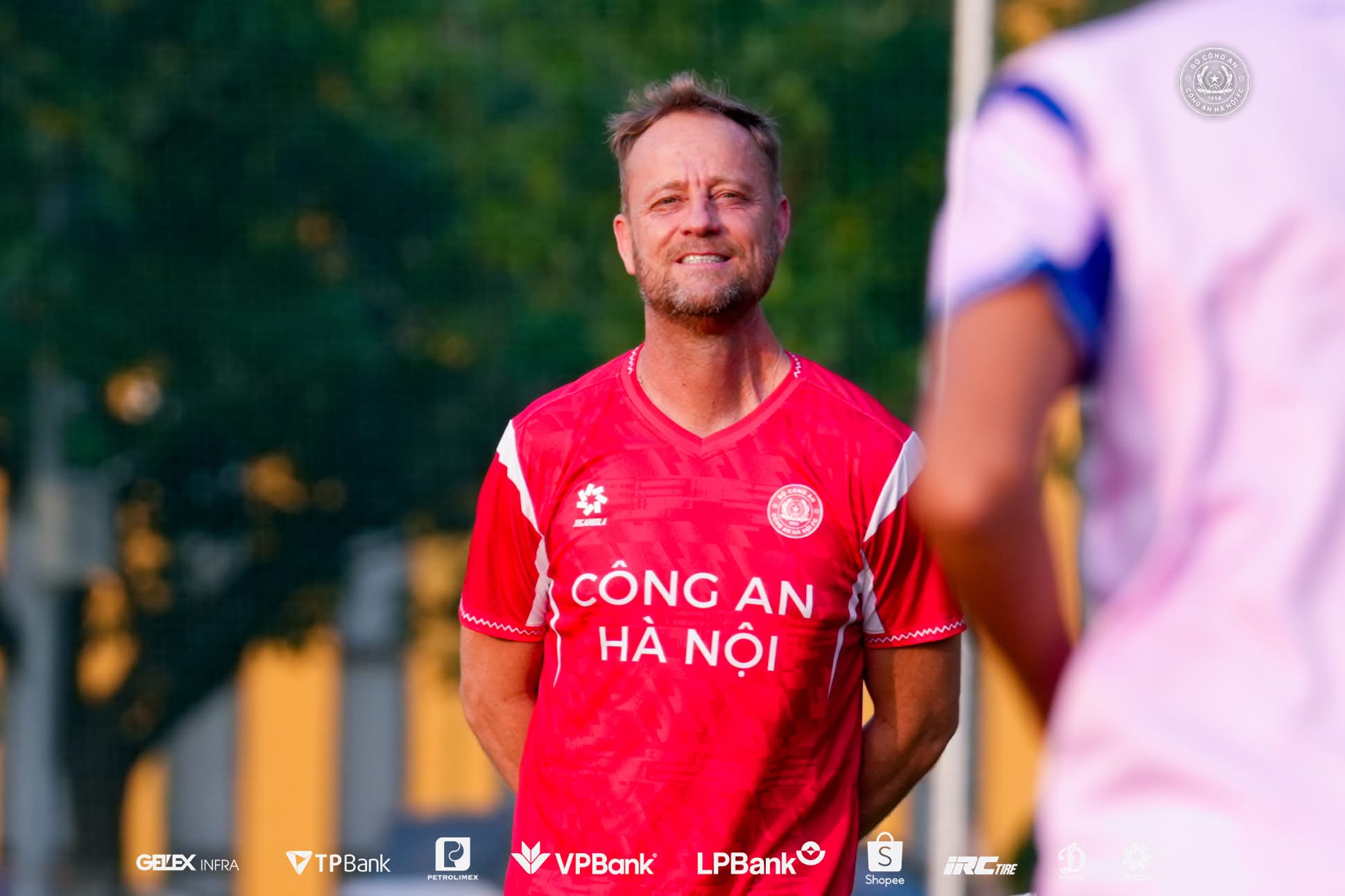 कोच पोल्किंग CAHN क्लब में बने रहने के लिए दृढ़ हैं, क्या सिंगापुर टीम के पास कोई मौका है? - फोटो 1. HLV Polking quyết tâm ở lại CLB CAHN, đội tuyển Singapore liệu có cửa?- Ảnh 1.