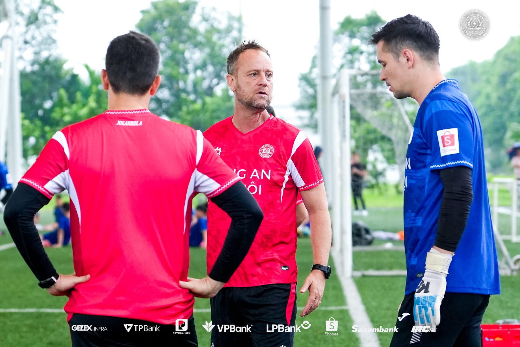 कोच पोल्किंग CAHN क्लब में बने रहने के लिए दृढ़ हैं, क्या सिंगापुर टीम के पास कोई मौका है? - फोटो 3. HLV Polking quyết tâm ở lại CLB CAHN, đội tuyển Singapore liệu có cửa?- Ảnh 3.