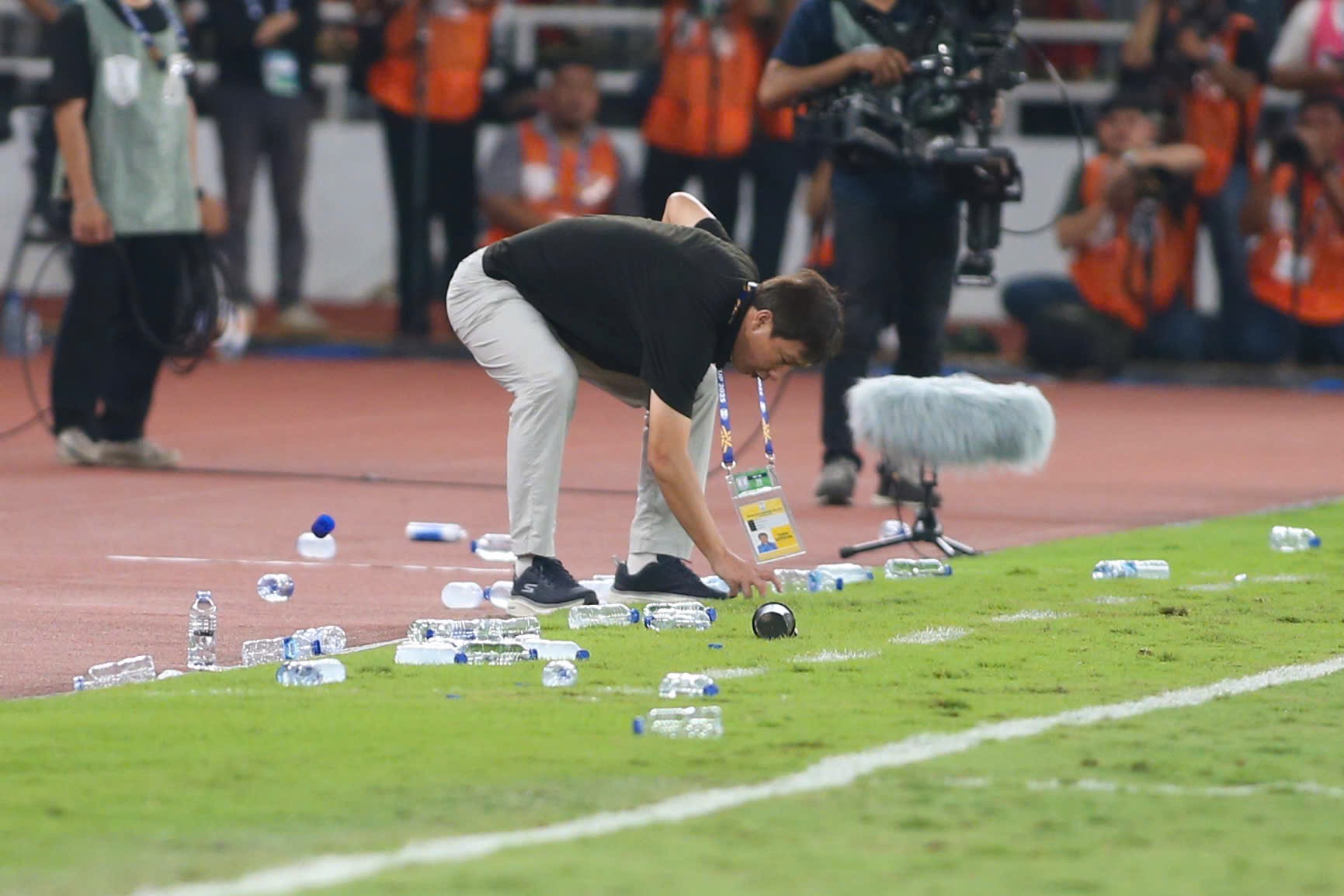 Không có chuyện U.23 Việt Nam rải chai nước khiến Indonesia vỡ bài ném ...