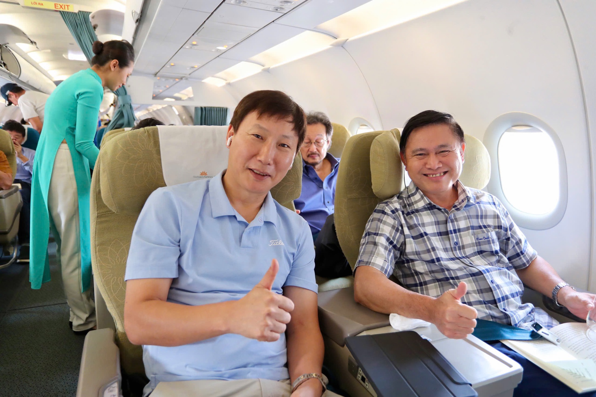 Dinh Bac “តស៊ូ” ដើម្បីដណ្ដើមពានរង្វាន់ អ្នកគាំទ្រឥណ្ឌូណេស៊ីបានសុំប័ណ្ណសម្គាល់ U.23 វៀតណាមនៅព្រលានយន្តហោះ - រូបថត ១. Đình Bắc ‘khệ nệ’ cầm cúp, CĐV Indonesia xin chữ ký U.23 Việt Nam ở sân bay- Ảnh 1.