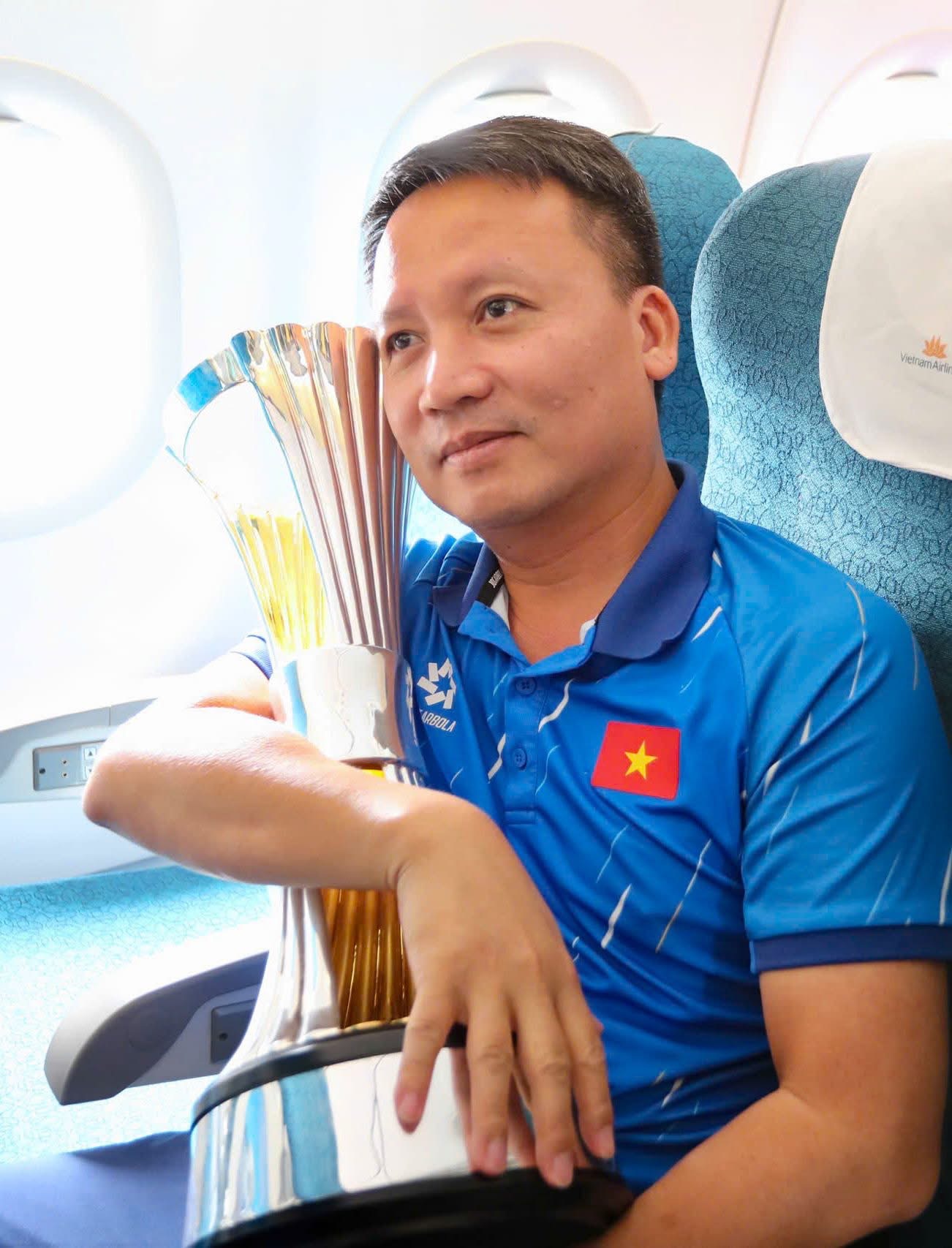 Dinh Bac “តស៊ូ” ដើម្បីដណ្ដើមពានរង្វាន់ អ្នកគាំទ្រឥណ្ឌូណេស៊ីបានសុំប័ណ្ណសម្គាល់ U.23 វៀតណាមនៅព្រលានយន្តហោះ - រូបថត ៥. Đình Bắc ‘khệ nệ’ cầm cúp, CĐV Indonesia xin chữ ký U.23 Việt Nam ở sân bay- Ảnh 5.