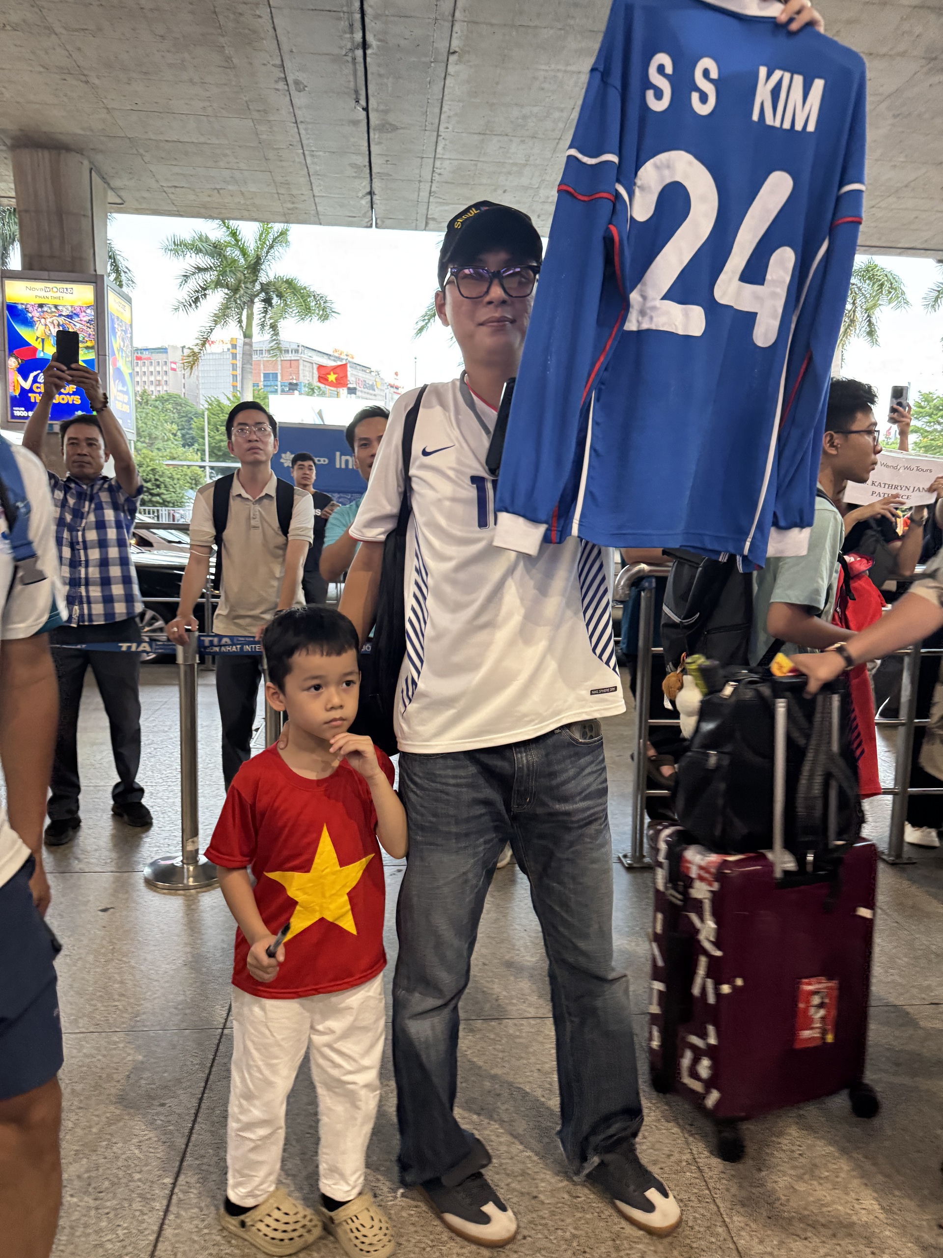 U.23 Việt Nam trở về trong vòng tay ấm áp của khán giả, thầy Kim nói lời từ đáy lòng- Ảnh 3.
