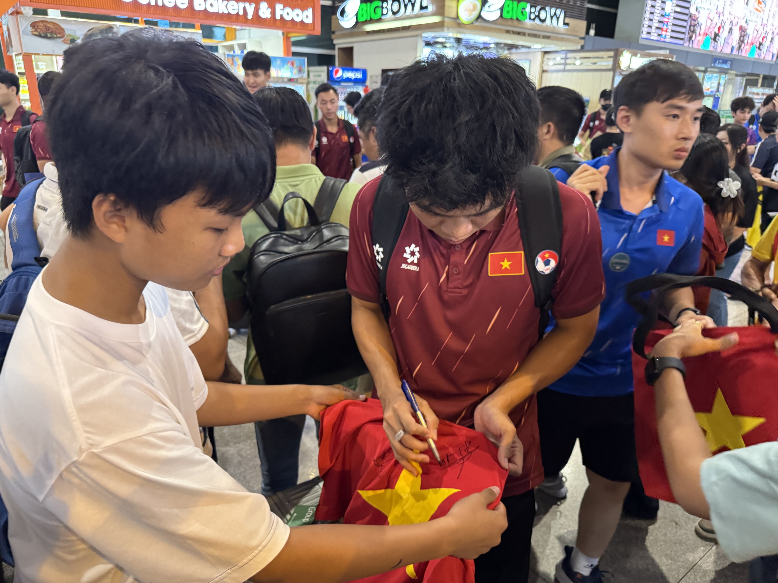U.23 Việt Nam trở về trong vòng tay ấm áp của khán giả, thầy Kim nói lời từ đáy lòng- Ảnh 7.