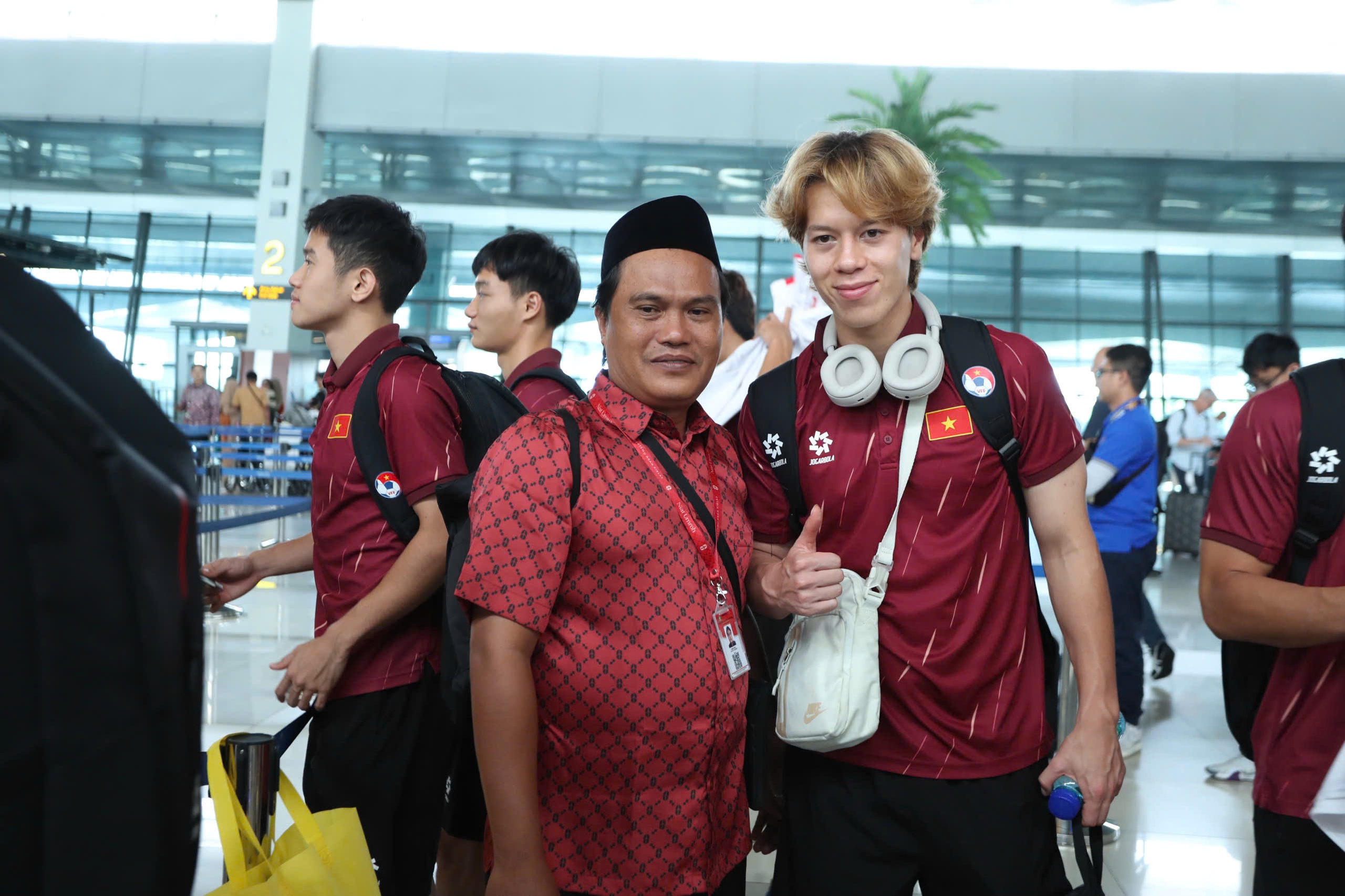 Dinh Bac “តស៊ូ” ដើម្បីដណ្ដើមពានរង្វាន់ អ្នកគាំទ្រឥណ្ឌូណេស៊ីបានសុំប័ណ្ណ U.23 វៀតណាមនៅព្រលានយន្តហោះ - រូបថត 13 ។ Đình Bắc ‘khệ nệ’ cầm cúp, CĐV Indonesia xin chữ ký U.23 Việt Nam ở sân bay- Ảnh 13.