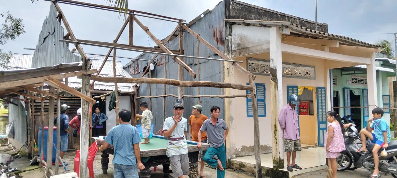 Lốc xoáy tại Cà Mau, 15 căn nhà sập và tốc mái- Ảnh 1. Lốc xoáy tại Cà Mau, 15 căn nhà sập và tốc mái- Ảnh 1.