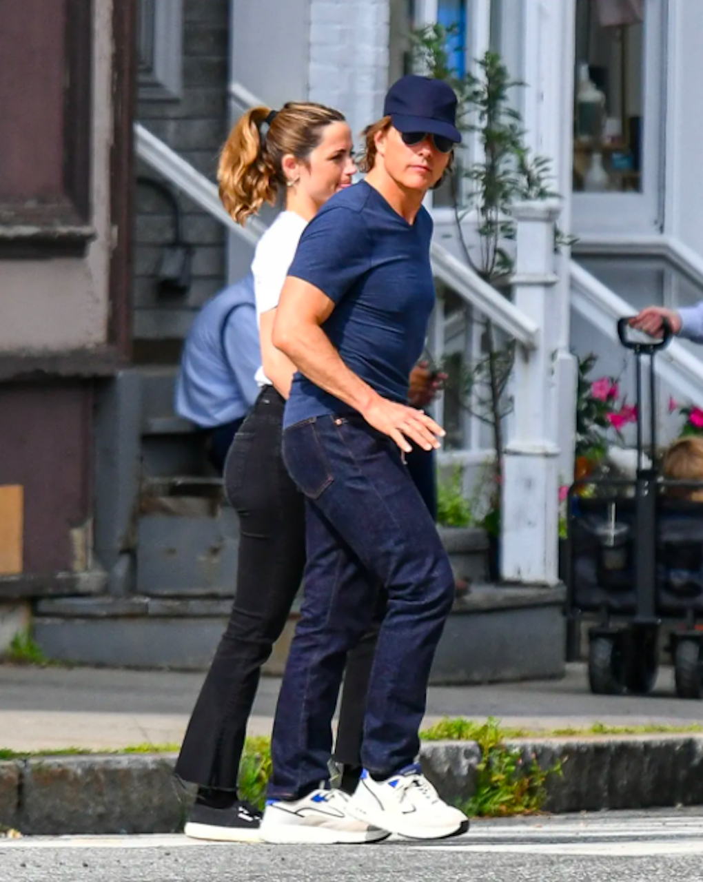 Tom Cruise lộ ảnh 'tay trong tay' Ana De Armas, ngầm xác nhận hẹn hò- Ảnh 1. Tom Cruise lộ ảnh 'tay trong tay' Ana De Armas, ngầm xác nhận hẹn hò- Ảnh 1.